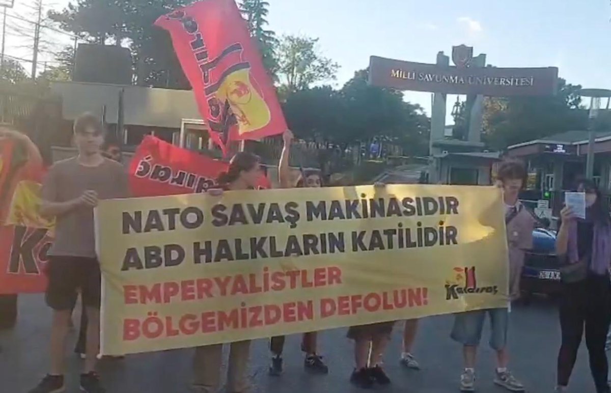 sendika_org's tweet photo. Ankara'da NATO Zirvesi öncesi ev baskınları sürüyor

SMF Dönem Sözcüsü Mahir Gürz sabah ve Milli Savunma Üniversitesi önünde eylem yapan Özgür Üniversite Hareketi'nden üç kişi gece evlerinden gözaltına alındı

https://t.co/vHLB6mMz6i https://t.co/I0rQnEjWTg
