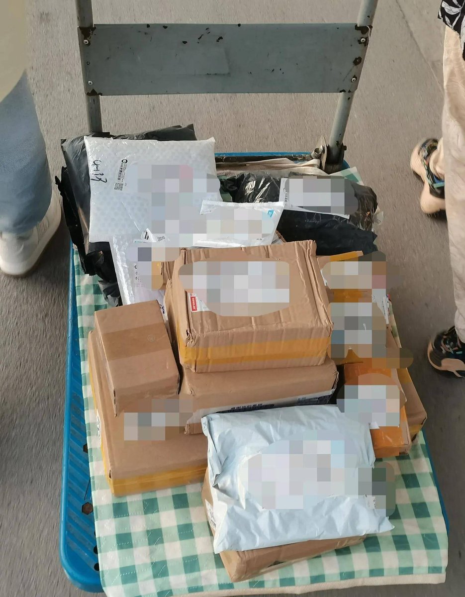 dwall627's tweet photo. Just unboxed a mystery package from my online haul! The little surprises inside made my whole day https://t.co/2Nuned4d4W