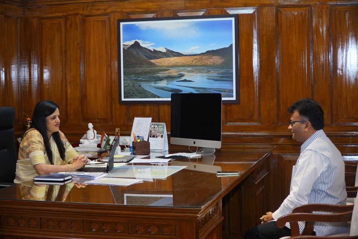AneelMurarka's tweet photo. Hi Friends, it was a privilege to meet and felicitate BMC Commissioner Ashwini ji Bhide with a life-like oil-on-canvas portrait. We briefly discussed Mumbai’s monsoon civic challenges. Wishing her and the entire BMC team success in ensuring a smoother, safer monsoon experience for all Mumbaikars. 🙏☔️
@AshwiniBhide