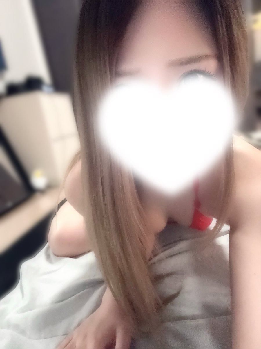 uru__17's tweet photo. 11:00~20:00まで出勤してます！
お会いできるの楽しみにしてます💕 https://t.co/fM7BC2BbGt