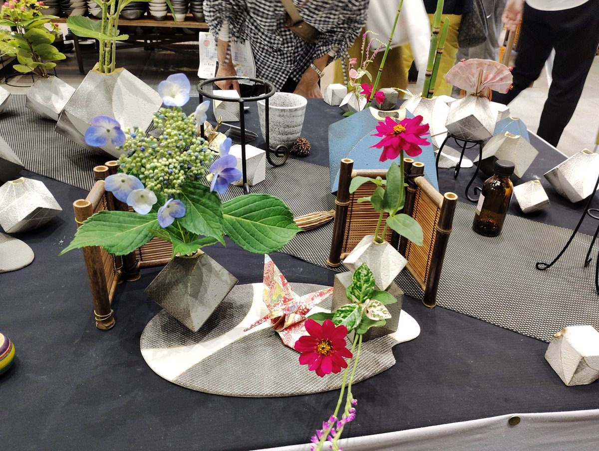 rockeri12's tweet photo. 今日はくらしの器のイベントに行って来ました。
ブロックの花器がステキで購入！ https://t.co/Hk0vNHYAKp