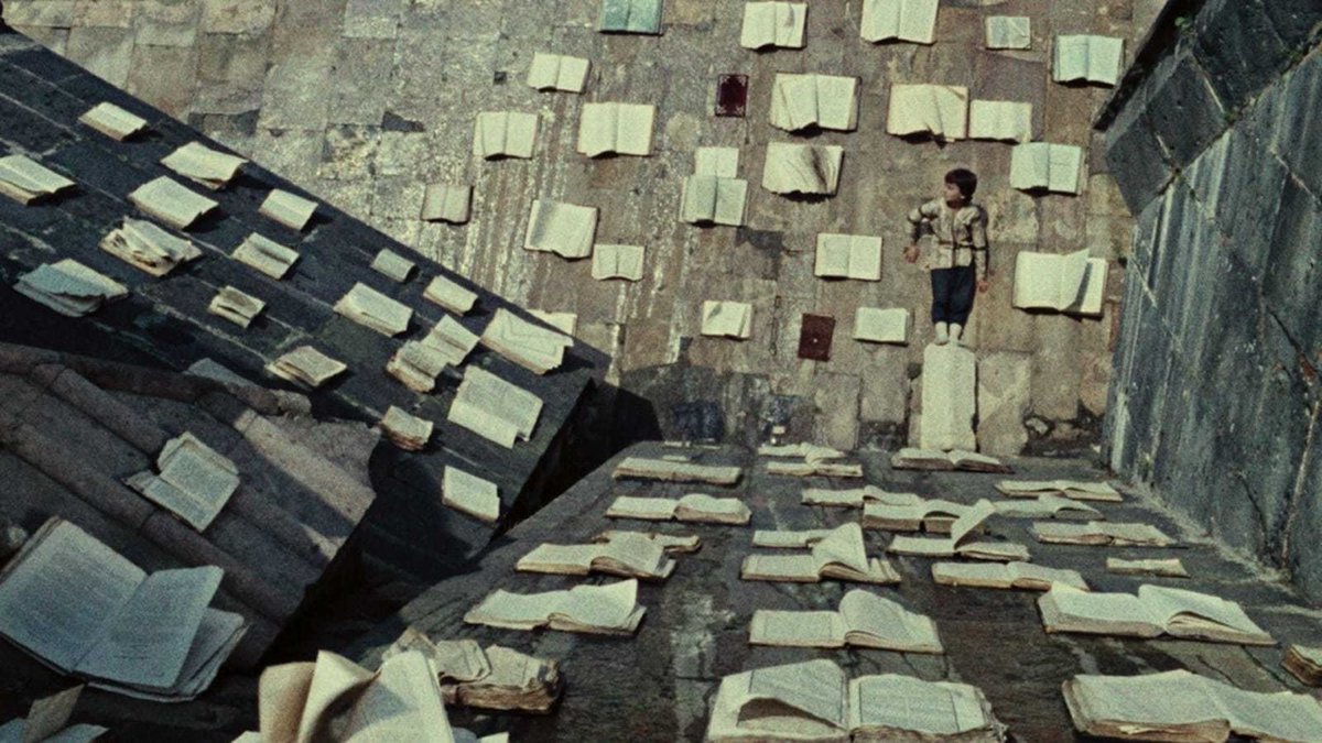 darkmattertoday's tweet photo. Hay varias cuentas que sigo aquí que seleccionan y curan cine  y, con el tiempo me han despertado mucho más interés los screencaps -sin descripción alguna más que el mini-moodboard de 4 imágenes seleccionado por el autor-. Ejemplo destacado: The Color of Pomegranates. https://t.co/X8VFYhNsVd