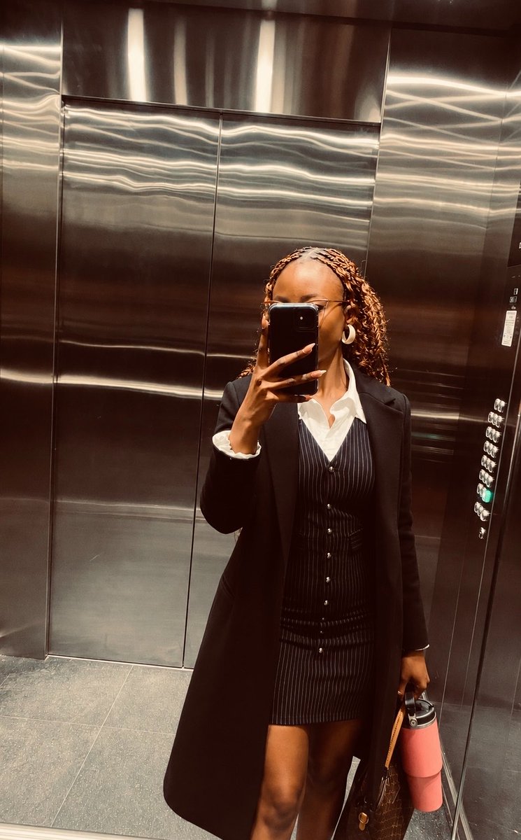 eyecandy2176's tweet photo. A little confidence check before work 📸📍 https://t.co/hSKuM97rri