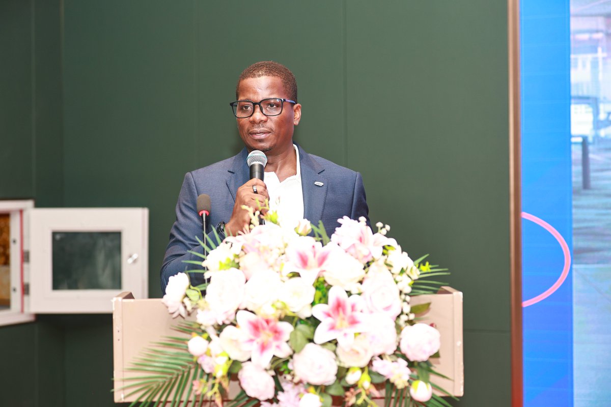 TASAFIC126244's tweet photo. Mwakilishi kutoka Benki ya NMB akitoa salamu na hotuba maalum mbele ya Mgeni Rasmi na hadhara ya Mahafali ya TASAFIC 2026. Benki ya NMB, kama mshirika na mdhamini mkuu, imedhihirisha kwa vitendo dhamira yake ya kuunga mkono sekta ya elimu. https://t.co/Bim8Gy8ipj