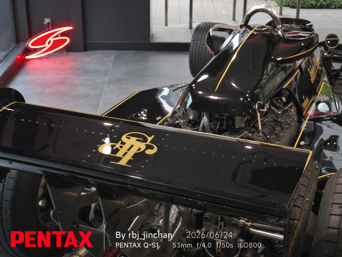 JinRbj's tweet photo. Spark Gallery Tokyoに展示されてるJohn Player SpecialのF1マシン ロータス77。マリオ・アンドレッティがドライブしていたマシンですね。
格好良かった👍
#pentaxqs1
#sparkgallerytokyo
#johnplayerspecial
#lotus77
#withSILKYPIX https://t.co/uDj7AbxnY9