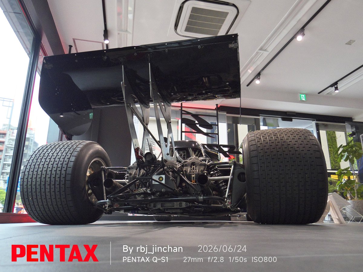 JinRbj's tweet photo. Spark Gallery Tokyoに展示されてるJohn Player SpecialのF1マシン ロータス77。マリオ・アンドレッティがドライブしていたマシンですね。
格好良かった👍
#pentaxqs1
#sparkgallerytokyo
#johnplayerspecial
#lotus77
#withSILKYPIX https://t.co/uDj7AbxnY9