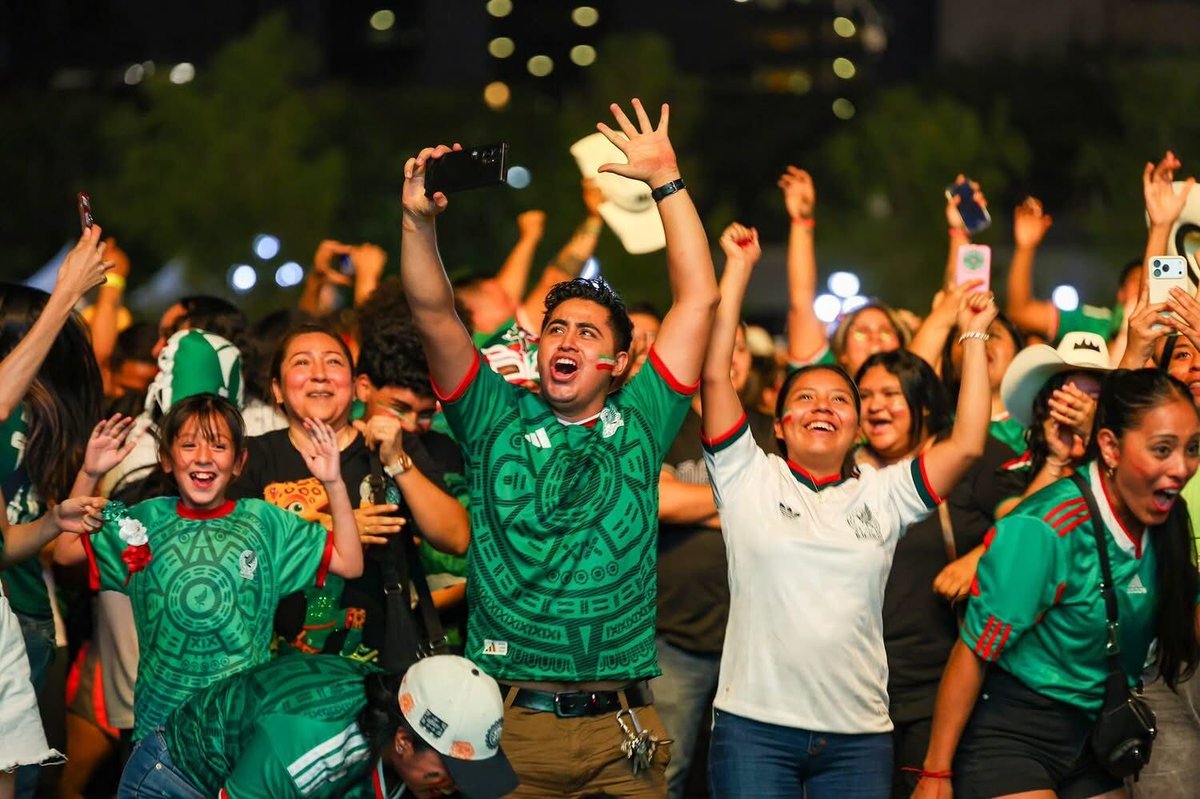 InterNotaa's tweet photo. ⚽🇲🇽 ¡LA MACROPLAZA VIVIÓ UNA GRAN FIESTA MUNDIALISTA!

Miles de aficionados se reunieron en la Explanada de los Héroes para apoyar a la Selección Mexicana, celebrando con entusiasmo el triunfo frente a Chequia en un ambiente lleno de emoción y color.
La afición regiomontana volv https://t.co/uOVehdSma8