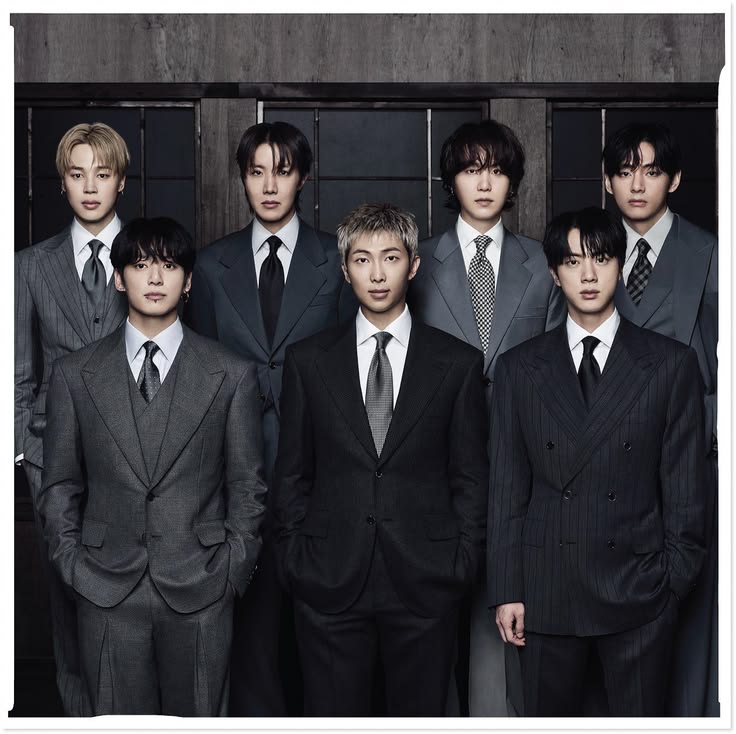 Yoon_kookie97's tweet photo. According to Oricon #BTS  become the First time in 22 years that a foreign male Artist has exceeded 700,00 copies in sales during the same period ranking with ARIRANG 

- ARIRANG topped the Oricon Weekly Album Ranking,for the FIRST time in 3 years &amp; 9 months 

CONGRATULATIONS BTS https://t.co/25QaFqrxqT