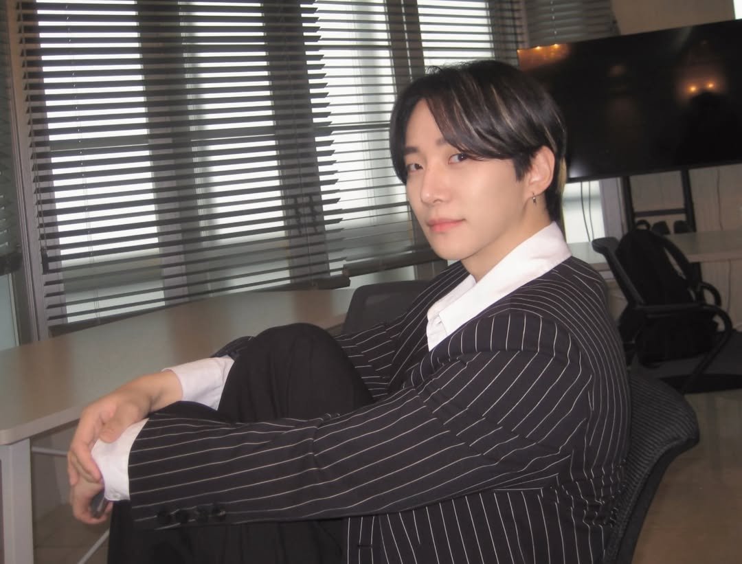 Junhto's tweet photo. If a person could be translated into a piece of furniture, Kang Taepoong’s desk might be the closest version of him. A little worn, a little messy, but carrying more stories than it lets on. The longer you look, the more pieces of him seem to appear. https://t.co/olwNiJb3Mh