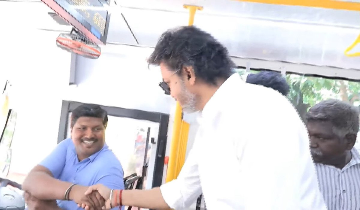 JDALEXtweets's tweet photo. Vijay anna government bus la poraru 🔥 https://t.co/qo49zuIf6p