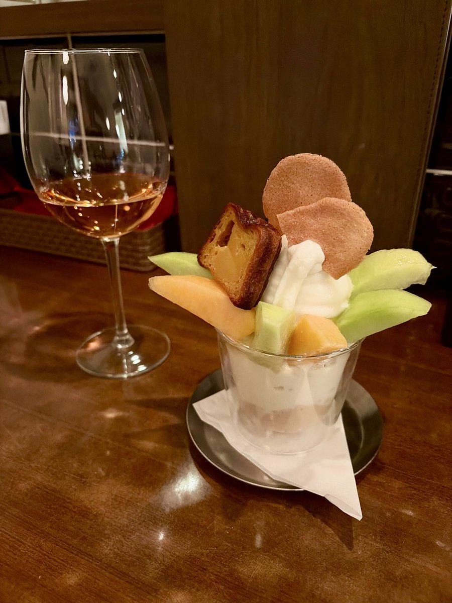 aeritosweets's tweet photo. 仙台カフェ
チョコレートな関係
メロン・ヴェール🍈

ミルクソフトクリームの中には
ピスタチオクランブルと
ピスタチオソルベ
その下に
アールグレイプリンと
レモンジュレ
のっかってる蜜芋カヌレが引き立て役で美味しかった✨

夜だったので、ロゼワインと🍷😋

 #やっぱりメロンがすき https://t.co/p8BWcJFgnc