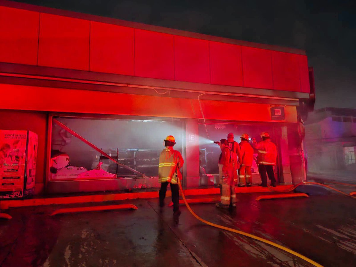 audelinomacario's tweet photo. #Alerta Esta noche de miércoles arde #Villahermosa; delincuentes queman tiendas y automóviles y lanzan ponchallantas en avenidas de alta circulación 

No hubo mayores festejos de la población luego del triunfo de la selección de futbol porque casi al mismo tiempo se desató el caos.
Se reportan más de una decena de carros incendiados en diversos puntos de #Villahermosa, así como asaltos e incendios de al menos cinco @Tiendas_OXXO y una casa en la colonia Ciudad Industrial.
En las calles no hay presencia visible ni de la @GN_MEXICO_ ni de la @SSPCTabasco. Lo que hay es ponchallantas en varias avenidas, como la Colosio, que comunica al aeropuerto local, donde decenas de carros resultaron afectados por esos artefactos.