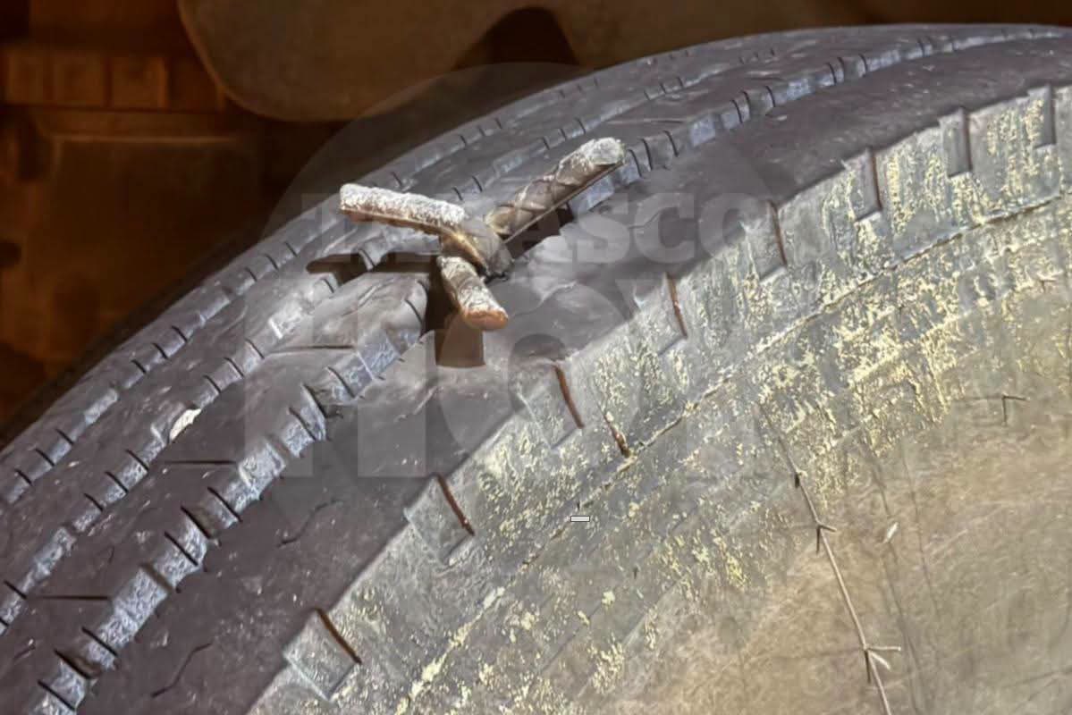 audelinomacario's tweet photo. #Alerta Esta noche de miércoles arde #Villahermosa; delincuentes queman tiendas y automóviles y lanzan ponchallantas en avenidas de alta circulación 

No hubo mayores festejos de la población luego del triunfo de la selección de futbol porque casi al mismo tiempo se desató el caos.
Se reportan más de una decena de carros incendiados en diversos puntos de #Villahermosa, así como asaltos e incendios de al menos cinco @Tiendas_OXXO y una casa en la colonia Ciudad Industrial.
En las calles no hay presencia visible ni de la @GN_MEXICO_ ni de la @SSPCTabasco. Lo que hay es ponchallantas en varias avenidas, como la Colosio, que comunica al aeropuerto local, donde decenas de carros resultaron afectados por esos artefactos.