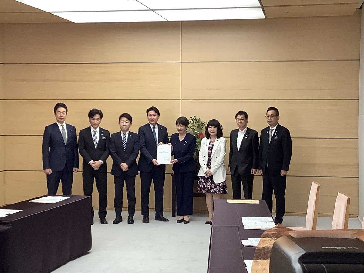 satsukikatayama's tweet photo. 高市総理とご一緒に、自民党政調、維新政調・PTの「補助金・基金・政府効率化提案」をお受けしました、松本行革相、遠藤総理補佐官もご一緒です。子ども家庭庁については全予算項目地方等含めて支出先透明化方針ですが、これを政府内にどんどん横展開との意見も！国民の大事な血税、頑張ります！ https://t.co/UQzUYQa8Xp