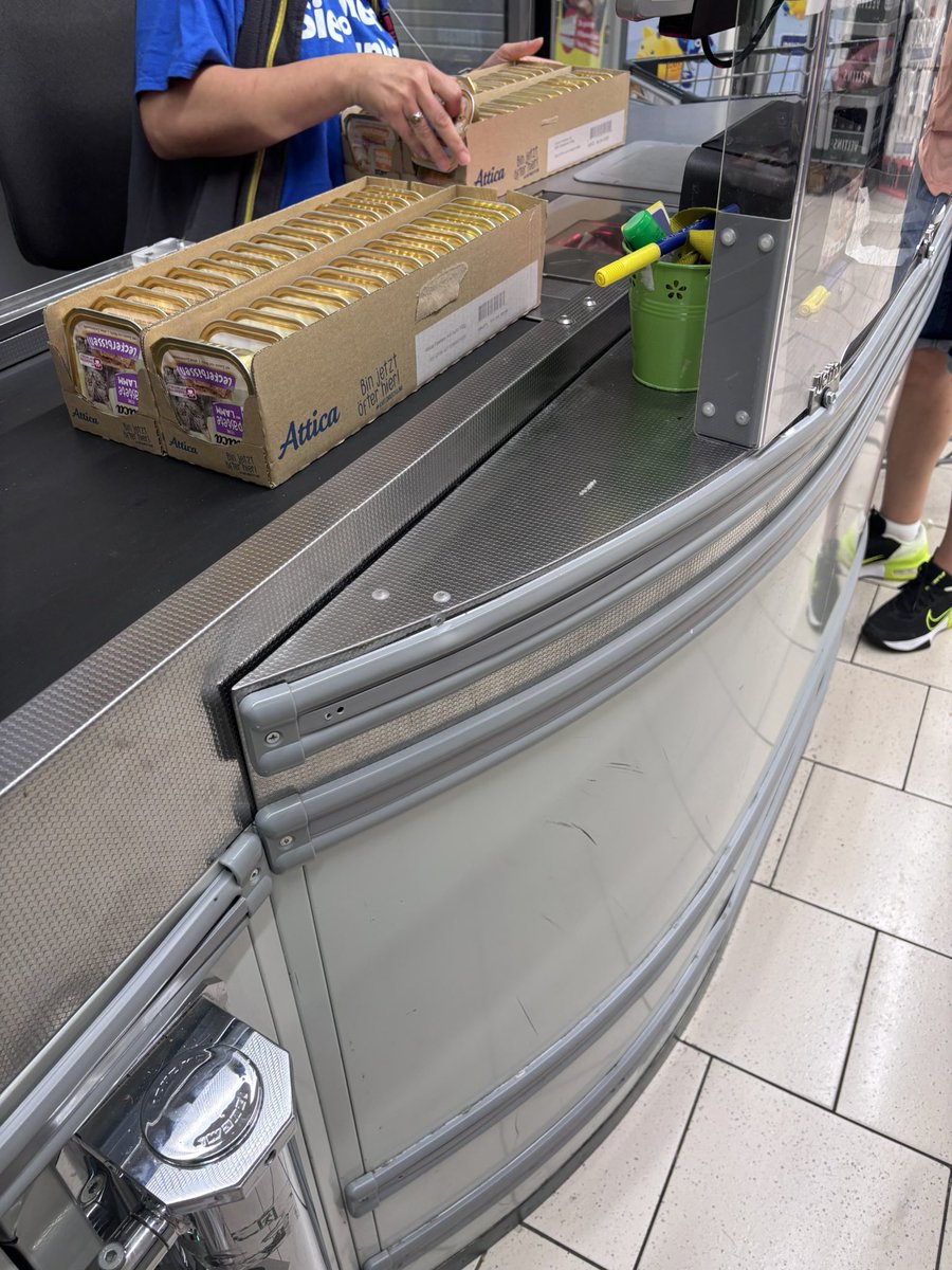 just_fler's tweet photo. спішу на автобус, менвайл тьотя переді мною на касі якій оце все пробивають поштучно 🫠 https://t.co/Toi80ZLJxj