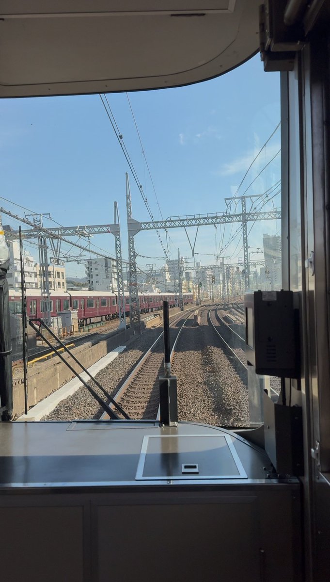 222ma222's tweet photo. 阪急とちょっと並走🛤️
よくみたら結構な勾配をすごいスピードで駆け上がってた👀かっこいい🚃🚃✨阪急さまにも乗りたい❤️
2026.1

 #新快速 #JR西日本 #阪急電車 https://t.co/CdXjeXvOi0