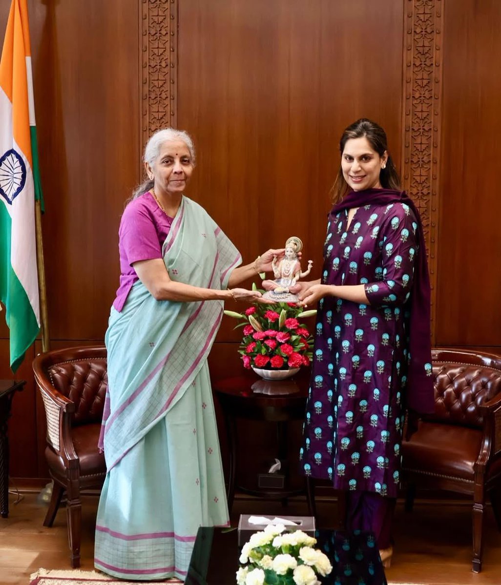 Telugu360's tweet photo. .@UpasanaKonidela met Hon’ble Finance Minister @nsitharaman and presented a sacred Lakshmi Devi idol.

#UpasanaKonidela #NirmalaSitharaman https://t.co/TGiRnqL3lp