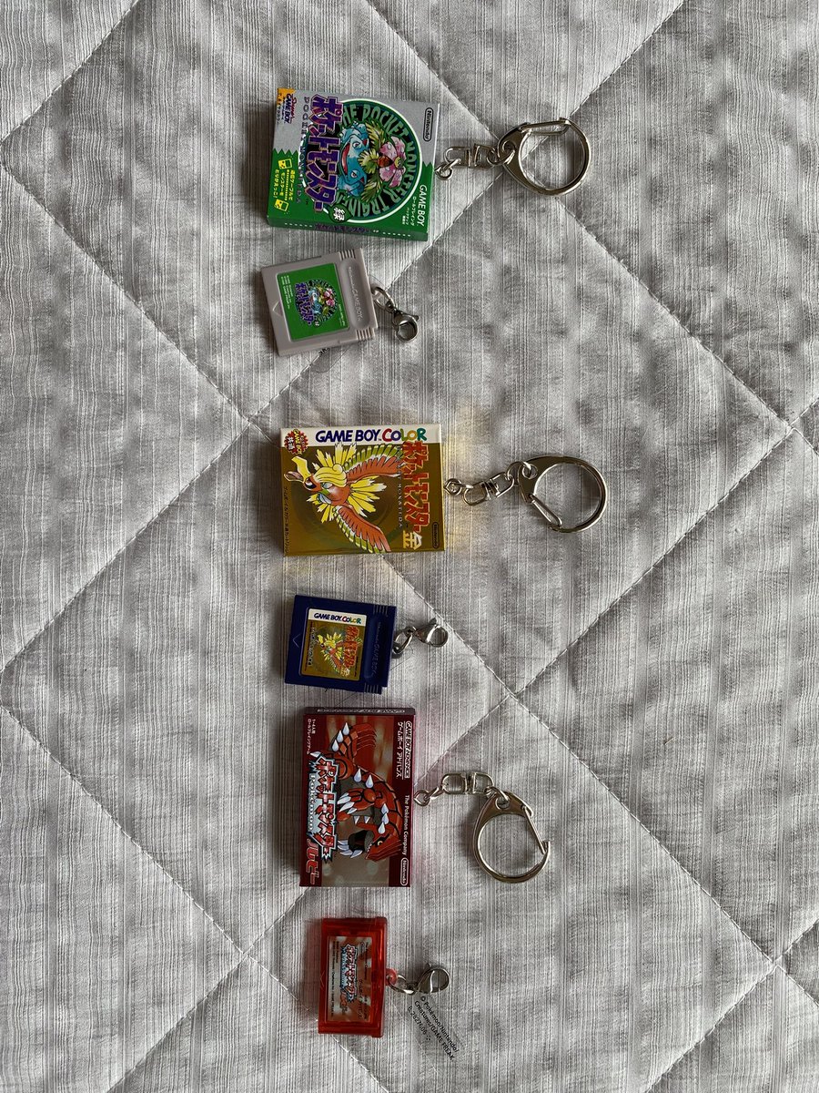 torimaru_0513's tweet photo. ポケセン　ポケモン　パッケージ&amp;ゲームカードキーホルダーコレクション　交換

1996-2002
【譲】緑、金、ルビー
【求】赤、銀、サファイア

2006-2016
【譲】ダイヤモンド、ブラック、ホワイト
【求】パール、Y、サン

2019-2025
【譲】スカーレット×3
【求】ソード、シールド、アルセウス https://t.co/3pUi13mH9G