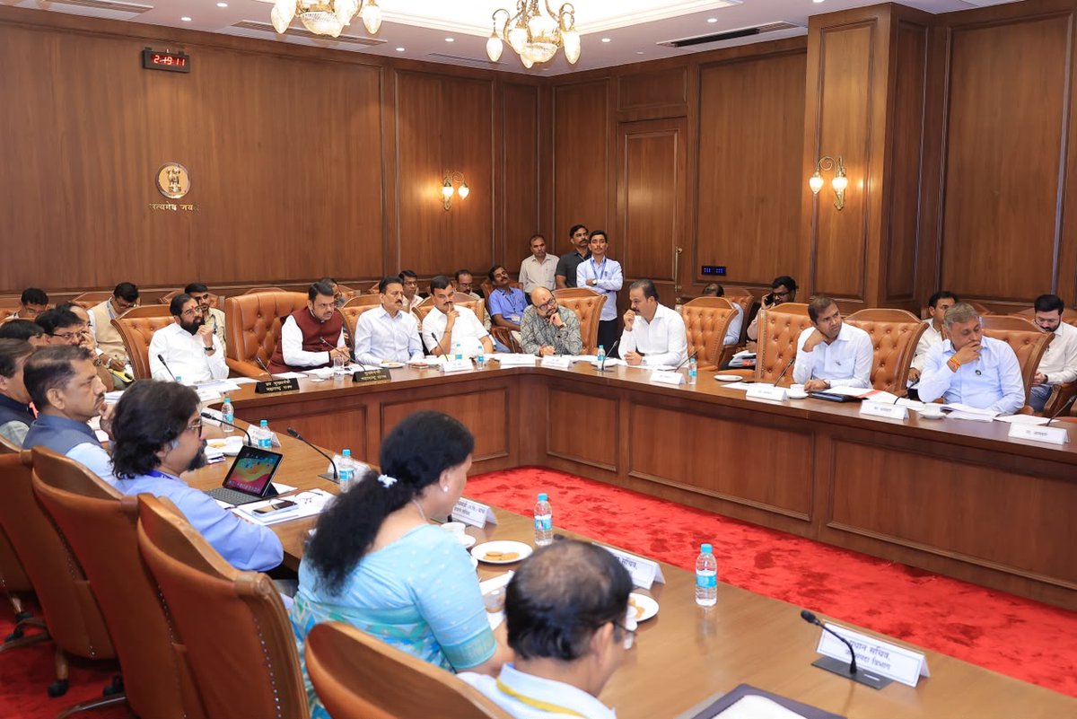 mlamangeshbjp's tweet photo. राज्यातील केळी उत्पादक शेतकऱ्यांना नैसर्गिक आपत्तीमुळे झालेल्या नुकसानीची अचूक भरपाई मिळावी तसेच नुकसानग्रस्त शेतकऱ्यांना तातडीने न्याय मिळावा, यासाठी मा. मुख्यमंत्री श्री. देवेंद्रजी फडणवीस यांच्या अध्यक्षतेखाली विधान भवन येथे आयोजित करण्यात आलेल्या महत्त्वपूर्ण बैठकीस उपस्थित राहिलो व केळी बागायतदार शेतकऱ्यांच्या विविध मागण्या मा.मुख्यमंत्री महोदयांकडे मांडल्या.

यावेळी मा. मुख्यमंत्र्यांनी राज्यातील सर्वाधिक मूल्य असलेल्या पिकांच्या नैसर्गिक आपत्तीत होणाऱ्या नुकसानीची अचूक आकडेवारी मिळविण्यासाठी आगामी काळात कृषी विभाग व आपत्ती व्यवस्थापन विभाग यांनी संयुक्तरित्या ड्रोनद्वारे सर्वेक्षण करण्याबाबत कार्यवाही करावी, असे निर्देश दिले. या उपक्रमामुळे शेतकऱ्यांच्या पिकांचे झालेले नुकसान अचूकपणे नोंदविणे शक्य होईल तसेच पीक विमा कंपन्यांकडून भरपाई देताना कोणतीही अडचण निर्माण होणार नाही, असेही त्यांनी नमूद केले.

विशेषतः जळगाव जिल्ह्यातील केळी पिकांच्या नुकसानीबाबत विमा कंपन्यांनी स्थानिक प्रशासनाने केलेल्या पंचनाम्यांची सखोल पडताळणी करावी. यासोबतच रियल टाइम डाटा, महाराष्ट्र रिमोट सेन्सिंग अॅप्लिकेशन सेंटरचा डाटा तसेच सॅटेलाइट डाटाचा वापर करून नुकसानग्रस्त शेतकऱ्यांना तातडीने भरपाई देण्याबाबत आवश्यक कार्यवाही करण्याचे स्पष्ट निर्देश मा. मुख्यमंत्र्यांनी दिले.

यावेळी विमा कंपन्यांनी शेतकऱ्यांना कोणत्याही प्रकारचा त्रास न देता, झालेल्या प्रत्यक्ष नुकसानीनुसार मदत द्यावी, शासन शेतकऱ्यांच्या हितासाठी विमा कंपन्यांना मोठ्या प्रमाणावर निधी उपलब्ध करून देत असते याची जाणीव ठेवून शेतकरी संकटात असताना कोणतीही अडवणूक न करता नियमानुसार तत्परतेने मदत वितरित करावी, अशा स्पष्ट सूचनाही देण्यात आल्या.

या बैठकीस मा. उपमुख्यमंत्री श्री. एकनाथजी शिंदे, आपत्ती व्यवस्थापन मंत्री श्री. गिरीशभाऊ महाजन, कृषिमंत्री श्री. दत्तात्रय भरणे, पाणी पुरवठा व स्वच्छता मंत्री श्री. गुलाबरावजी पाटील, मदत व पुनर्वसन मंत्री श्री. मकरंद जाधव पाटील, वस्त्रोद्योग मंत्री श्री. संजय सावकारे, रोहियो मंत्री श्री. भरत गोगावले, आमदार श्री. अमोल जावळे, आमदार श्री. चंद्रकांत पाटील, तसेच मी उपस्थित होतो.

याशिवाय मुख्य सचिव श्री. राजेश अग्रवाल, मा. मुख्यमंत्र्यांचे अपर मुख्य सचिव श्री. लोकेश चंद्र, प्रधान सचिव डॉ. श्रीकर परदेशी, कृषी विभागाचे सचिव श्री. परिमल सिंह, कृषी आयुक्त श्री. सूरज मांढरे, जळगाव जिल्हाधिकारी श्री. रोहन घुगे यांच्यासह विविध विभागांचे वरिष्ठ अधिकारी तसेच विमा कंपन्यांचे प्रतिनिधी उपस्थित होते.

महायुती सरकार राज्यातील शेतकऱ्यांच्या पाठीशी खंबीरपणे उभे असून, केळी उत्पादक शेतकऱ्यांना न्याय मिळवून देण्यासाठी आवश्यक त्या सर्व उपाययोजना प्रभावीपणे राबविण्यात येतील. 

#Maharashtra #DevendraFadnavis #BananaFarmers #GirishMahajan 

@Dev_Fadnavis @mieknathshinde 
@girishdmahajan @bharanemamaNCP @GulabraoRPatil  @SanjayRupadhyay  @ibharatgogawale 

1/2