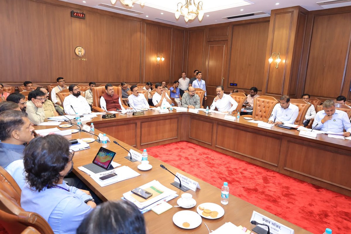 mlamangeshbjp's tweet photo. राज्यातील केळी उत्पादक शेतकऱ्यांना नैसर्गिक आपत्तीमुळे झालेल्या नुकसानीची अचूक भरपाई मिळावी तसेच नुकसानग्रस्त शेतकऱ्यांना तातडीने न्याय मिळावा, यासाठी मा. मुख्यमंत्री श्री. देवेंद्रजी फडणवीस यांच्या अध्यक्षतेखाली विधान भवन येथे आयोजित करण्यात आलेल्या महत्त्वपूर्ण बैठकीस उपस्थित राहिलो व केळी बागायतदार शेतकऱ्यांच्या विविध मागण्या मा.मुख्यमंत्री महोदयांकडे मांडल्या.

यावेळी मा. मुख्यमंत्र्यांनी राज्यातील सर्वाधिक मूल्य असलेल्या पिकांच्या नैसर्गिक आपत्तीत होणाऱ्या नुकसानीची अचूक आकडेवारी मिळविण्यासाठी आगामी काळात कृषी विभाग व आपत्ती व्यवस्थापन विभाग यांनी संयुक्तरित्या ड्रोनद्वारे सर्वेक्षण करण्याबाबत कार्यवाही करावी, असे निर्देश दिले. या उपक्रमामुळे शेतकऱ्यांच्या पिकांचे झालेले नुकसान अचूकपणे नोंदविणे शक्य होईल तसेच पीक विमा कंपन्यांकडून भरपाई देताना कोणतीही अडचण निर्माण होणार नाही, असेही त्यांनी नमूद केले.

विशेषतः जळगाव जिल्ह्यातील केळी पिकांच्या नुकसानीबाबत विमा कंपन्यांनी स्थानिक प्रशासनाने केलेल्या पंचनाम्यांची सखोल पडताळणी करावी. यासोबतच रियल टाइम डाटा, महाराष्ट्र रिमोट सेन्सिंग अॅप्लिकेशन सेंटरचा डाटा तसेच सॅटेलाइट डाटाचा वापर करून नुकसानग्रस्त शेतकऱ्यांना तातडीने भरपाई देण्याबाबत आवश्यक कार्यवाही करण्याचे स्पष्ट निर्देश मा. मुख्यमंत्र्यांनी दिले.

यावेळी विमा कंपन्यांनी शेतकऱ्यांना कोणत्याही प्रकारचा त्रास न देता, झालेल्या प्रत्यक्ष नुकसानीनुसार मदत द्यावी, शासन शेतकऱ्यांच्या हितासाठी विमा कंपन्यांना मोठ्या प्रमाणावर निधी उपलब्ध करून देत असते याची जाणीव ठेवून शेतकरी संकटात असताना कोणतीही अडवणूक न करता नियमानुसार तत्परतेने मदत वितरित करावी, अशा स्पष्ट सूचनाही देण्यात आल्या.

या बैठकीस मा. उपमुख्यमंत्री श्री. एकनाथजी शिंदे, आपत्ती व्यवस्थापन मंत्री श्री. गिरीशभाऊ महाजन, कृषिमंत्री श्री. दत्तात्रय भरणे, पाणी पुरवठा व स्वच्छता मंत्री श्री. गुलाबरावजी पाटील, मदत व पुनर्वसन मंत्री श्री. मकरंद जाधव पाटील, वस्त्रोद्योग मंत्री श्री. संजय सावकारे, रोहियो मंत्री श्री. भरत गोगावले, आमदार श्री. अमोल जावळे, आमदार श्री. चंद्रकांत पाटील, तसेच मी उपस्थित होतो.

याशिवाय मुख्य सचिव श्री. राजेश अग्रवाल, मा. मुख्यमंत्र्यांचे अपर मुख्य सचिव श्री. लोकेश चंद्र, प्रधान सचिव डॉ. श्रीकर परदेशी, कृषी विभागाचे सचिव श्री. परिमल सिंह, कृषी आयुक्त श्री. सूरज मांढरे, जळगाव जिल्हाधिकारी श्री. रोहन घुगे यांच्यासह विविध विभागांचे वरिष्ठ अधिकारी तसेच विमा कंपन्यांचे प्रतिनिधी उपस्थित होते.

महायुती सरकार राज्यातील शेतकऱ्यांच्या पाठीशी खंबीरपणे उभे असून, केळी उत्पादक शेतकऱ्यांना न्याय मिळवून देण्यासाठी आवश्यक त्या सर्व उपाययोजना प्रभावीपणे राबविण्यात येतील. 

#Maharashtra #DevendraFadnavis #BananaFarmers #GirishMahajan 

@Dev_Fadnavis @mieknathshinde 
@girishdmahajan @bharanemamaNCP @GulabraoRPatil  @SanjayRupadhyay  @ibharatgogawale 

1/2