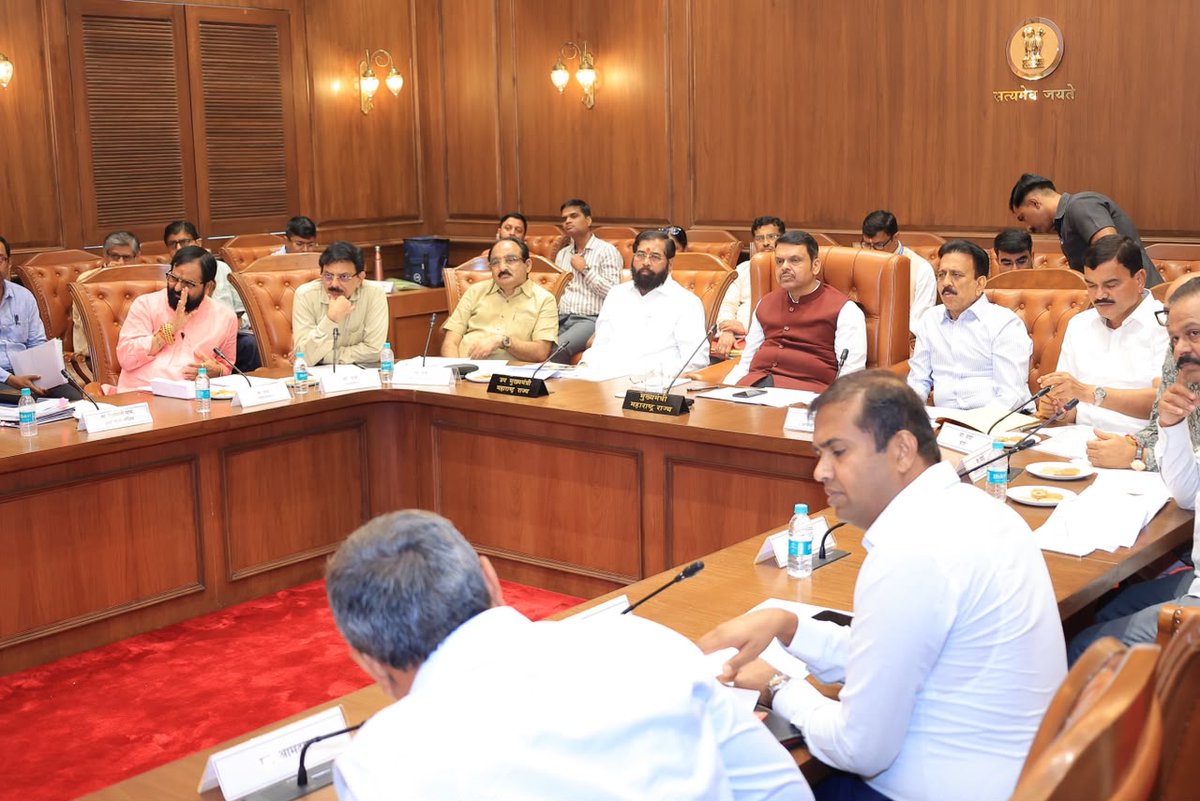 mlamangeshbjp's tweet photo. राज्यातील केळी उत्पादक शेतकऱ्यांना नैसर्गिक आपत्तीमुळे झालेल्या नुकसानीची अचूक भरपाई मिळावी तसेच नुकसानग्रस्त शेतकऱ्यांना तातडीने न्याय मिळावा, यासाठी मा. मुख्यमंत्री श्री. देवेंद्रजी फडणवीस यांच्या अध्यक्षतेखाली विधान भवन येथे आयोजित करण्यात आलेल्या महत्त्वपूर्ण बैठकीस उपस्थित राहिलो व केळी बागायतदार शेतकऱ्यांच्या विविध मागण्या मा.मुख्यमंत्री महोदयांकडे मांडल्या.

यावेळी मा. मुख्यमंत्र्यांनी राज्यातील सर्वाधिक मूल्य असलेल्या पिकांच्या नैसर्गिक आपत्तीत होणाऱ्या नुकसानीची अचूक आकडेवारी मिळविण्यासाठी आगामी काळात कृषी विभाग व आपत्ती व्यवस्थापन विभाग यांनी संयुक्तरित्या ड्रोनद्वारे सर्वेक्षण करण्याबाबत कार्यवाही करावी, असे निर्देश दिले. या उपक्रमामुळे शेतकऱ्यांच्या पिकांचे झालेले नुकसान अचूकपणे नोंदविणे शक्य होईल तसेच पीक विमा कंपन्यांकडून भरपाई देताना कोणतीही अडचण निर्माण होणार नाही, असेही त्यांनी नमूद केले.

विशेषतः जळगाव जिल्ह्यातील केळी पिकांच्या नुकसानीबाबत विमा कंपन्यांनी स्थानिक प्रशासनाने केलेल्या पंचनाम्यांची सखोल पडताळणी करावी. यासोबतच रियल टाइम डाटा, महाराष्ट्र रिमोट सेन्सिंग अॅप्लिकेशन सेंटरचा डाटा तसेच सॅटेलाइट डाटाचा वापर करून नुकसानग्रस्त शेतकऱ्यांना तातडीने भरपाई देण्याबाबत आवश्यक कार्यवाही करण्याचे स्पष्ट निर्देश मा. मुख्यमंत्र्यांनी दिले.

यावेळी विमा कंपन्यांनी शेतकऱ्यांना कोणत्याही प्रकारचा त्रास न देता, झालेल्या प्रत्यक्ष नुकसानीनुसार मदत द्यावी, शासन शेतकऱ्यांच्या हितासाठी विमा कंपन्यांना मोठ्या प्रमाणावर निधी उपलब्ध करून देत असते याची जाणीव ठेवून शेतकरी संकटात असताना कोणतीही अडवणूक न करता नियमानुसार तत्परतेने मदत वितरित करावी, अशा स्पष्ट सूचनाही देण्यात आल्या.

या बैठकीस मा. उपमुख्यमंत्री श्री. एकनाथजी शिंदे, आपत्ती व्यवस्थापन मंत्री श्री. गिरीशभाऊ महाजन, कृषिमंत्री श्री. दत्तात्रय भरणे, पाणी पुरवठा व स्वच्छता मंत्री श्री. गुलाबरावजी पाटील, मदत व पुनर्वसन मंत्री श्री. मकरंद जाधव पाटील, वस्त्रोद्योग मंत्री श्री. संजय सावकारे, रोहियो मंत्री श्री. भरत गोगावले, आमदार श्री. अमोल जावळे, आमदार श्री. चंद्रकांत पाटील, तसेच मी उपस्थित होतो.

याशिवाय मुख्य सचिव श्री. राजेश अग्रवाल, मा. मुख्यमंत्र्यांचे अपर मुख्य सचिव श्री. लोकेश चंद्र, प्रधान सचिव डॉ. श्रीकर परदेशी, कृषी विभागाचे सचिव श्री. परिमल सिंह, कृषी आयुक्त श्री. सूरज मांढरे, जळगाव जिल्हाधिकारी श्री. रोहन घुगे यांच्यासह विविध विभागांचे वरिष्ठ अधिकारी तसेच विमा कंपन्यांचे प्रतिनिधी उपस्थित होते.

महायुती सरकार राज्यातील शेतकऱ्यांच्या पाठीशी खंबीरपणे उभे असून, केळी उत्पादक शेतकऱ्यांना न्याय मिळवून देण्यासाठी आवश्यक त्या सर्व उपाययोजना प्रभावीपणे राबविण्यात येतील. 

#Maharashtra #DevendraFadnavis #BananaFarmers #GirishMahajan 

@Dev_Fadnavis @mieknathshinde 
@girishdmahajan @bharanemamaNCP @GulabraoRPatil  @SanjayRupadhyay  @ibharatgogawale 

1/2