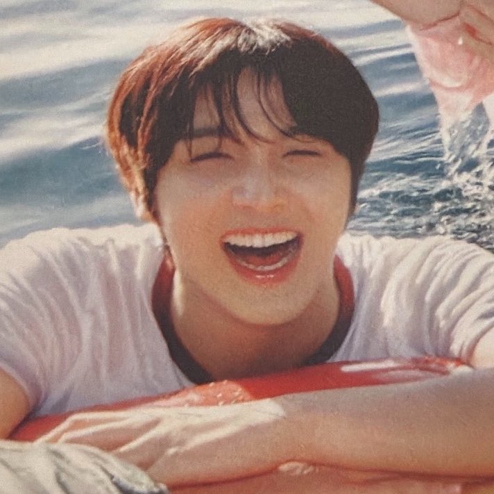 mybelovesun's tweet photo. haechan’s emoji -> 😆😬🤏 https://t.co/MEcN5hlP9T
