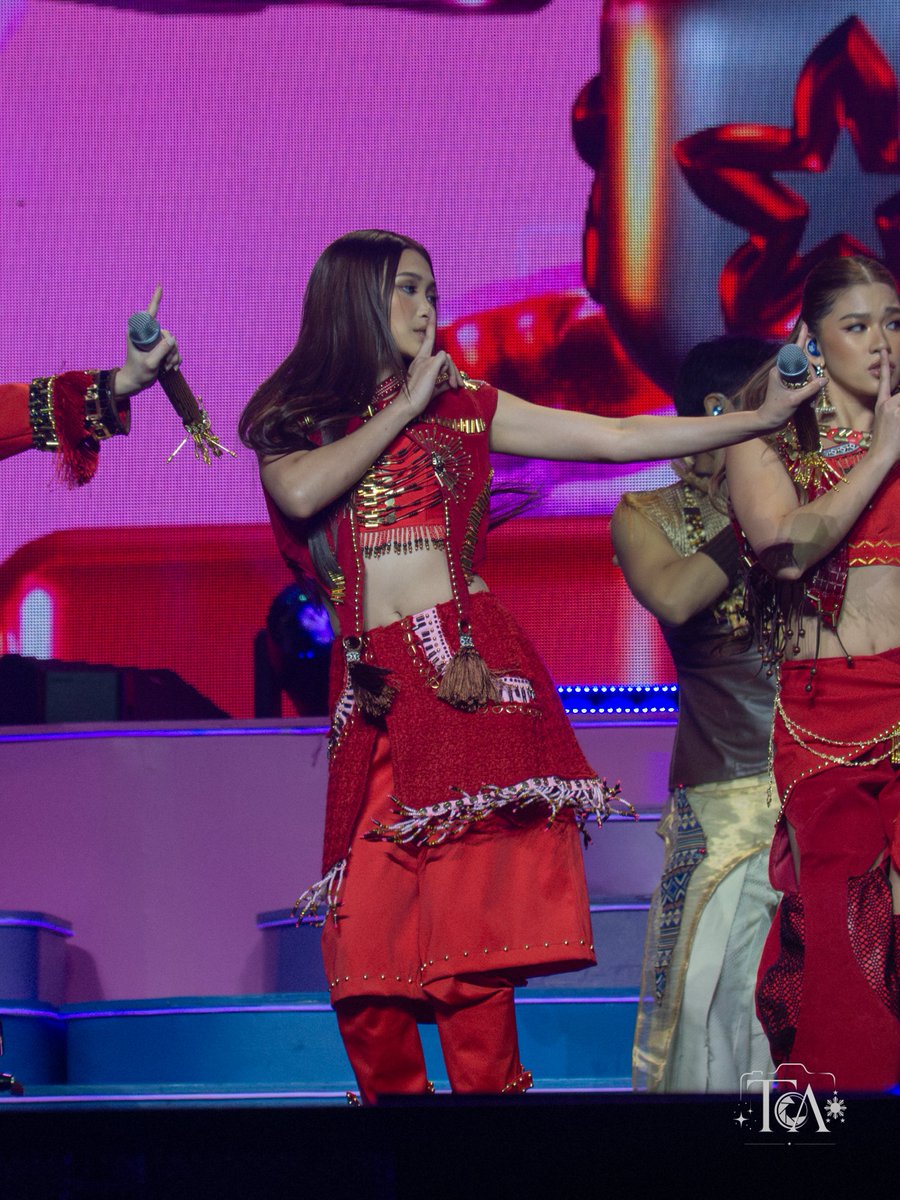 Vyyy_Allistair's tweet photo. #BINI #BINISignalsWorldTour2026

[JHOANNA] RED ALERT ❤️

Red never looked this powerful. Eight stars, one stage, and a sea of unforgettable moments. ✨📡

#BINIJhoanna #Jhoanna https://t.co/xzbdiFdb2L