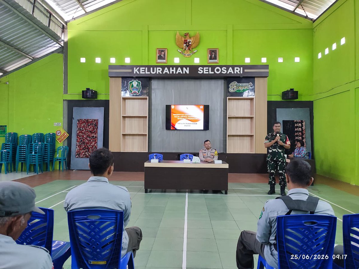 kodim0804's tweet photo. Magetan – Dalam upaya meningkatkan kapasitas dan kesiapsiagaan anggota Satuan Perlindungan Masyarakat (Satlinmas), Babinsa Kelurahan Selosari Koramil 0804/01 Magetan, Koptu Dwi Santoso, memberikan pembekalan kepada anggota Satlinmas Kelurahan Selosari. Kamis (25/06/26) https://t.co/Xe7rZKo98A
