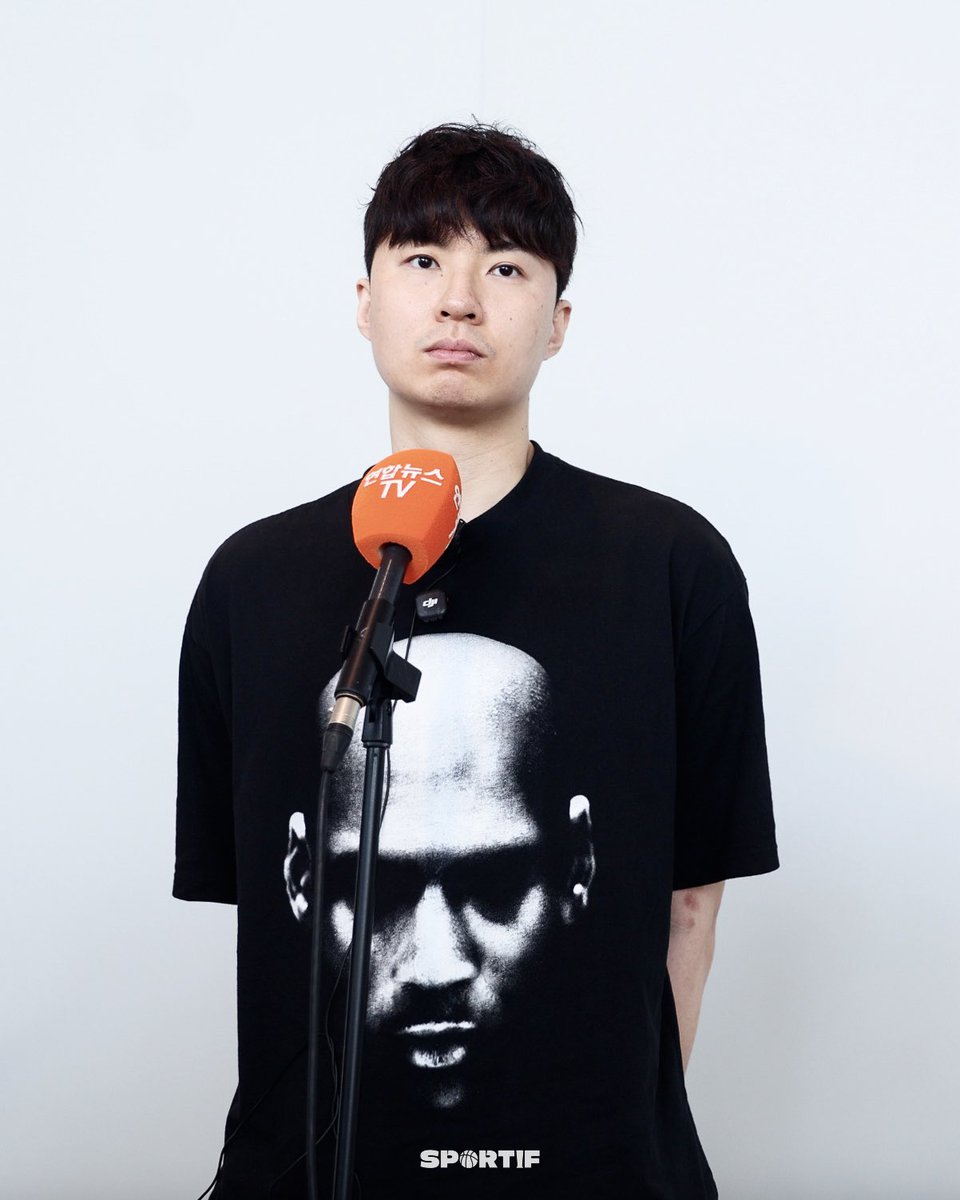 sportif_media's tweet photo. [이현중] Q. NBA Summerleague 목표와 각오는?

“스스로에게 ‘이거 아니면 없다. 이거 아니면 농구 못한다’라고 되뇌이고 있다. 이번 기회를 통해 NBA로 가는 계약을 따내고, 더 나아가 자신으로 인해서 한국의 어린 선수들이 NBA와 국제무대로 나올 수 있는 발판이 되면 좋겠다” https://t.co/Ij9QTTew9u