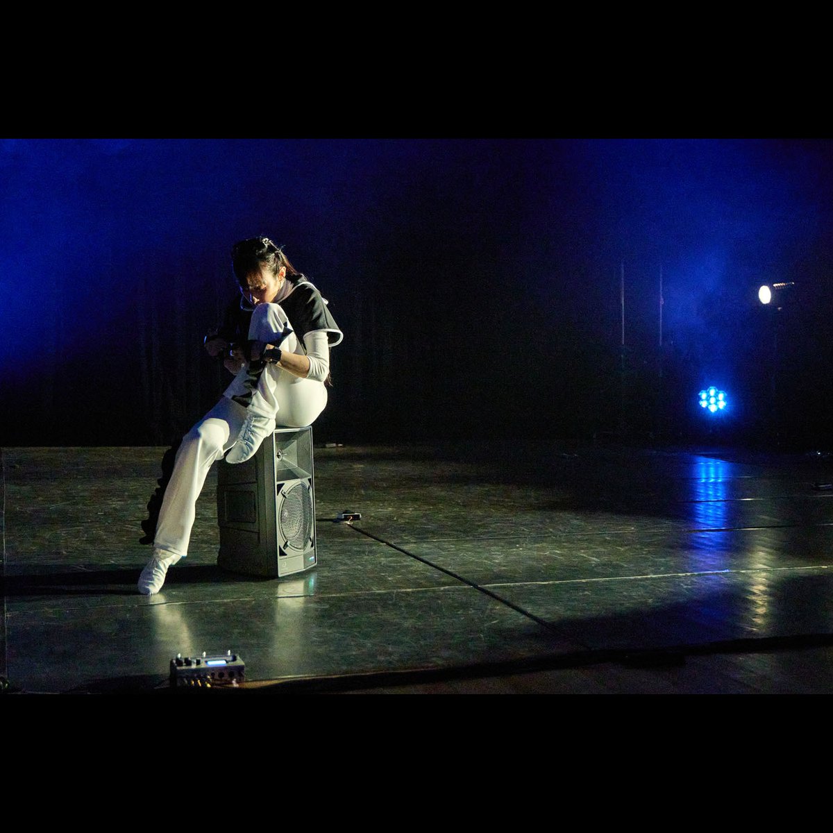 API_Tokyo_'s tweet photo. 出演者が自身のアクションで楽曲を生み出しながら踊る、多層構造作品『decr.』【 https://t.co/rv9GSpicmC 】

ディレクション：石山雄三
サウンドトラック：CRZKNY
・
▶書家・前田鎌利氏と石山との対談
https://t.co/0FyIOC6rmk

▶「稽古場レポート」
https://t.co/YmIRjmB6En
・
写真：片岡陽太 https://t.co/xkbAd3ql27