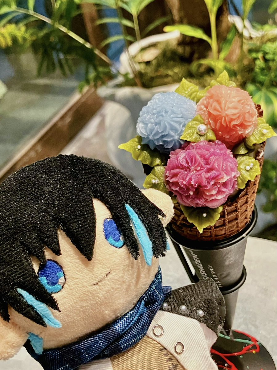 men_fumble's tweet photo. 片鱗の自探ぬい連れて紫陽花アイス食べてきました！！か、かわちーーー！！！🫨🫨🫨 https://t.co/PAH5xn1Anu
