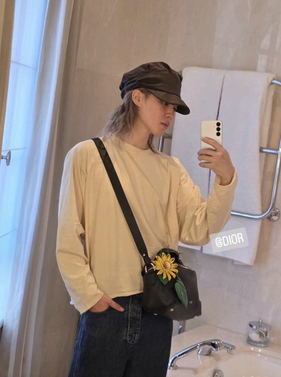 thvchapters's tweet photo. 🐥 “off to madrid”

safe travels jimin 🤍 https://t.co/yvIE5lWEeG