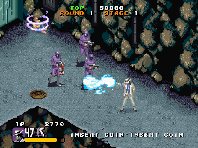 b_wings1234's tweet photo. マイケル・ジャクソンズ・ムーンウォーカーというゲームがある。囚われた子供たちをマイケルが救い出すというゲームで、マイケルは手からビームを出して敵を倒し、マイケルが踊れば敵も踊りだして敵全体にダメージを与える。「んなアホな」と思うかもしれない。でも、アリだ。全然アリなのだ。(続く)

なぜなら、マイケル・ジャクソンだから。

マイケルがその気になれば手からビームの一つや二つ本当に出せるんじゃないか。全盛期のマイケル・ ジャクソンにはそう思わせるほどのオーラと絶対的な輝きがあった。

その輝きこそがムーンウォーカーというゲームを成立させる大きな要素になっているのではないかと個人的には感じている。このゲームはアクションゲームじゃない。唯一無二の“マイケルゲー”なのだ。

マイケルは無類のゲーム好きだった。特にセガのゲームを愛し、このムーンウォーカーも本人の持ち込み企画だったそうだ。あのR360まで所有していたというのだから筋金入りだ。

今振り返ると、全盛期のマイケル・ジャクソンと、体感ゲームを連発していた頃のセガは、重なる点が多いように思える。

クールかつ大胆に、でもキャッチーに、それまで誰も見たことがないものを次々と発表し、世界を揺るがしていたという点で、両者は見事にシンクロしていた。だからこそマイケルはセガにシンパシーを感じ、セガのゲームを愛していたのかもしれない。

マイケルが所有していた数々のセガの体感ゲームは競売にかけられ、ネバーランドと共に姿を消してしまったという。だが、あの頃のマイケルとセガのゲームの輝きは失われることはない。

「世界を驚かせる超一流の俳優・歌手・ダンサーになって、エンターテインメントのすべてを極めたい。僕は『魔法』になりたいんだ」
(マイケル・ジャクソン: 1979年11月の直筆メモより) 

マイケルもセガも、世界中の人々にチャームという名の魔法をかけた。その魔法が解けることは、これからもないだろう。