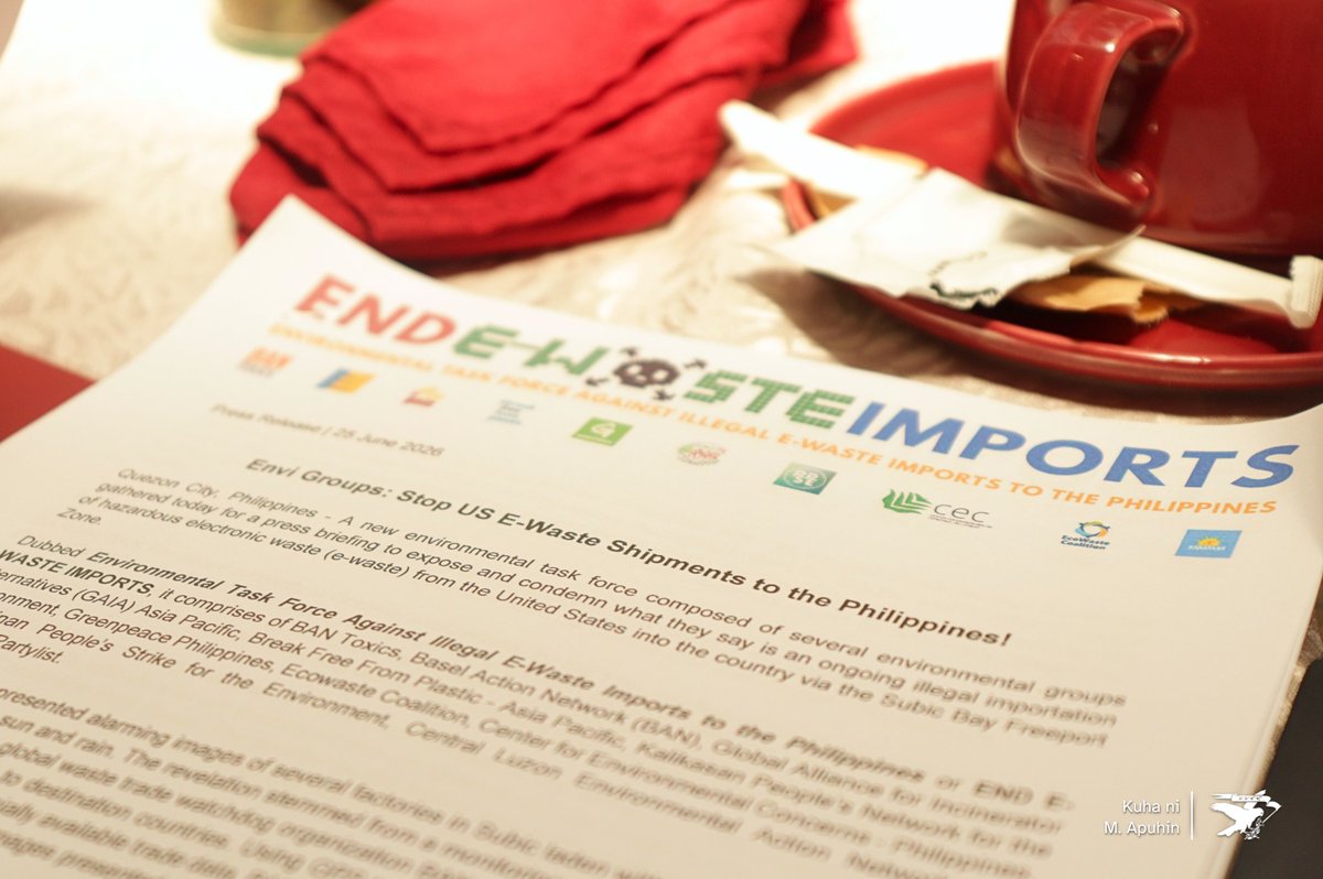 MatanglawinADMU's tweet photo. TINGNAN: Binuo ng mga progresibong makakalikasang grupo ngayong Huwebes, ika-25 ng Hunyo ang “End E-Waste Imports,” isang environmental task force na tumututol sa ilegal na importasyon ng electronic waste ng Estados Unidos sa Subic Bay Freeport Zone.

Kasabay ng mismong paglunsad, inilantad ng mga grupo ang kawalan ng aksyon ng Bureau of Customs at Deparment of Environment and Natural Resources kaugnay ng naiulat na 234 na lalagyan ng suspected e-waste at plastic waste na namataan sa lugar. 

Ayon kay Cathleen de Guzman, National Coordinator ng Kalikasan People’s Network for the Environment, mahalaga ang partisipasyon ng publiko sa usapang importasyon lalo na’t nalalagay sa panganib ang mga residente dala ng sunog sa mga tambakan. 

Iginiit din niya na hindi hiwalay ang isyu ng e-waste ng Subic sa Pax Silica, na parehas na bumabanta sa soberanya ng Pilipinas.

Kuha ni Marty Apuhin
