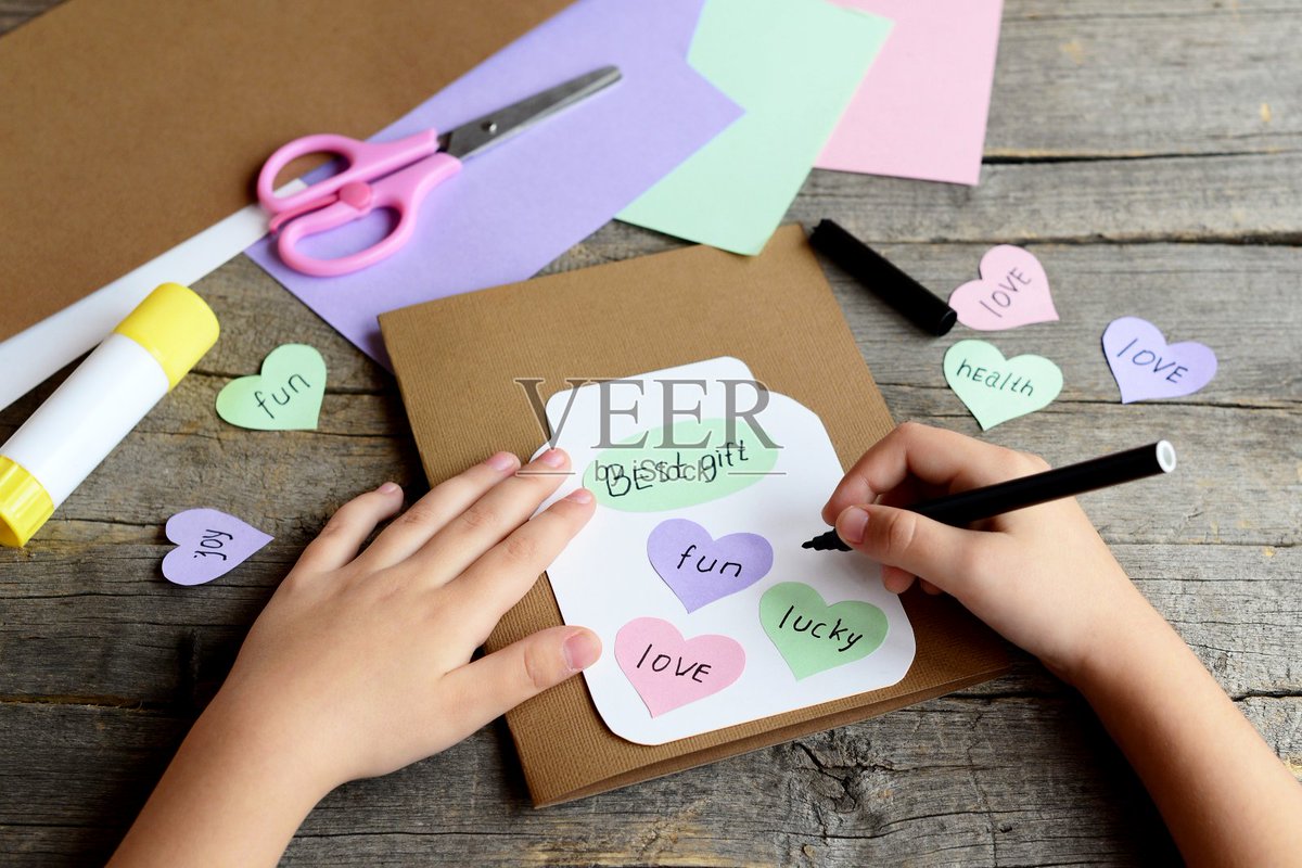 IzFTkiCuxgZXKe8's tweet photo. Fun craft alert! Gluing googly eyes u0026 stickers together with my little one  Today we made a silly monster card to gift grandma – laughter + messy hands = the best parent-child moments! #FamilyFun #MomLife， https://t.co/fODIWWvmve