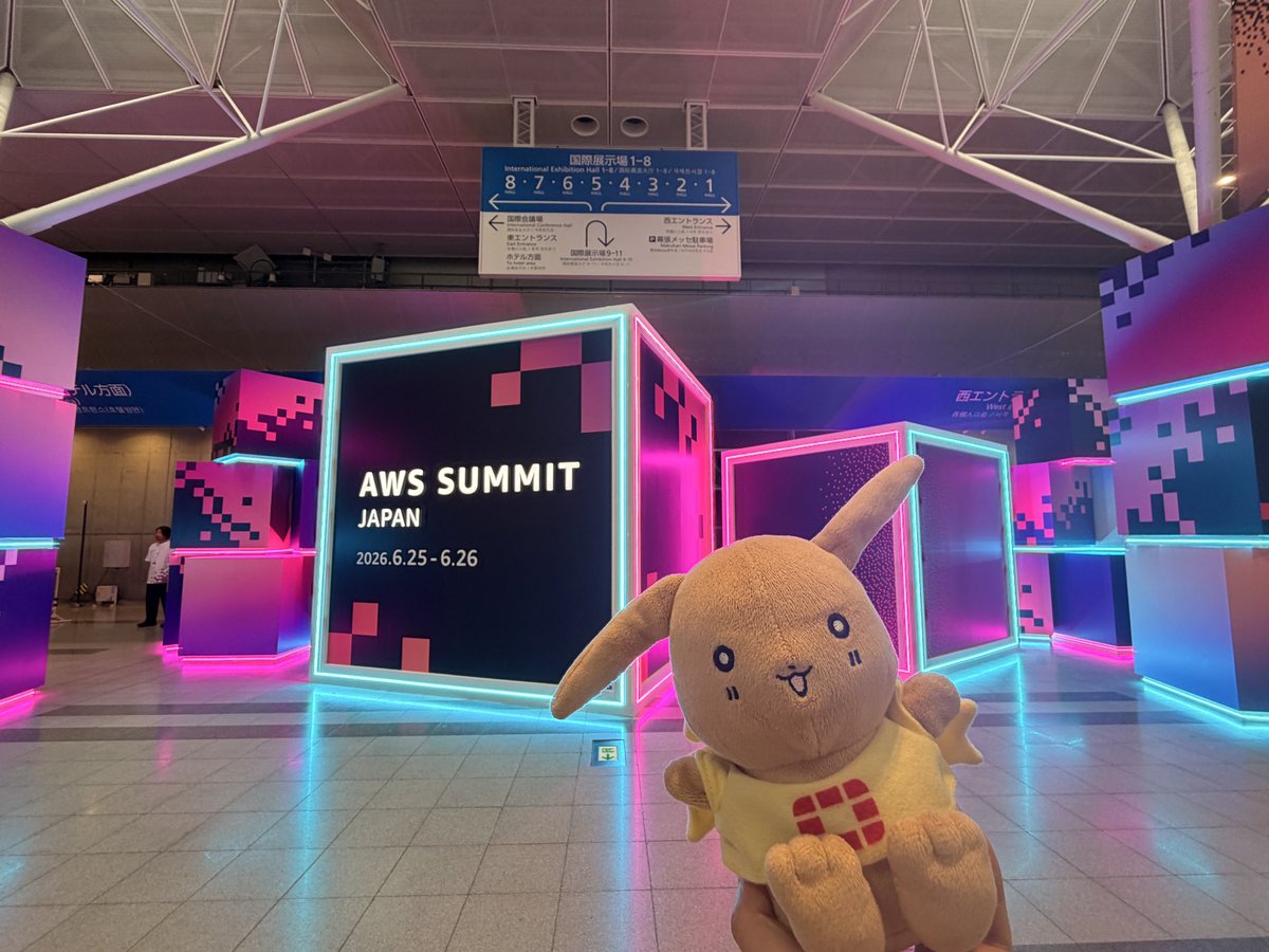FortinetJapan's tweet photo. ／
フォーティ君見つけましたか？🐰👀 #AWSSummit ☁️✨
＼

今年はちびっこ #フォーティ君 がブースや屋外に隠れています🙌
実は説明員の後ろにも…👀ブースで確認してみてくださいね！
初お披露目の限定ステッカーもぜひGETしてくださいね🫶

「見つけたらSNS投稿して教えてキュア〜❣️🐰」
#AWS #AWSSummitJAPAN