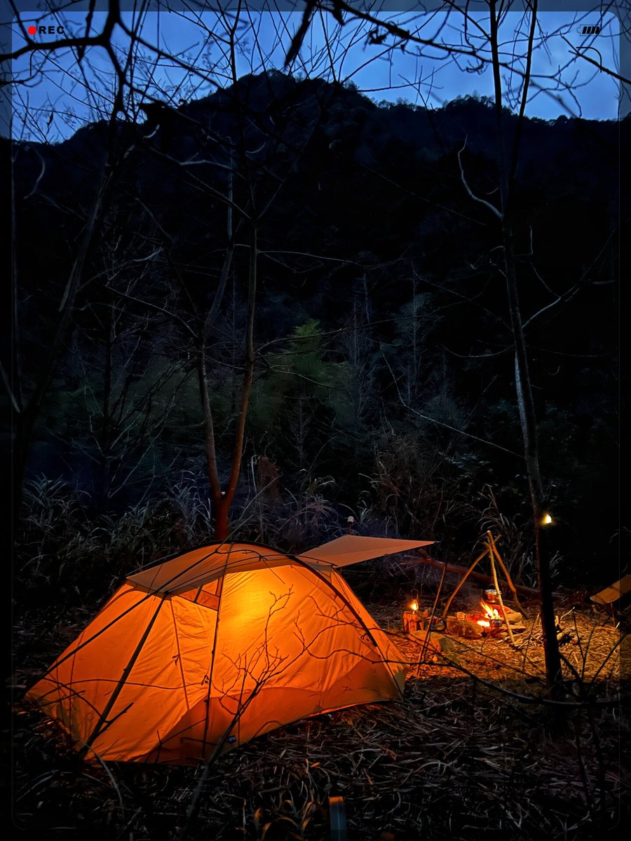j_suuuunn's tweet photo. Just woke up to crisp mountain air, the crackle of the campfire, and a sky full of unfiltered stars. Perfect escape from city noise https://t.co/3dKoO82z5x