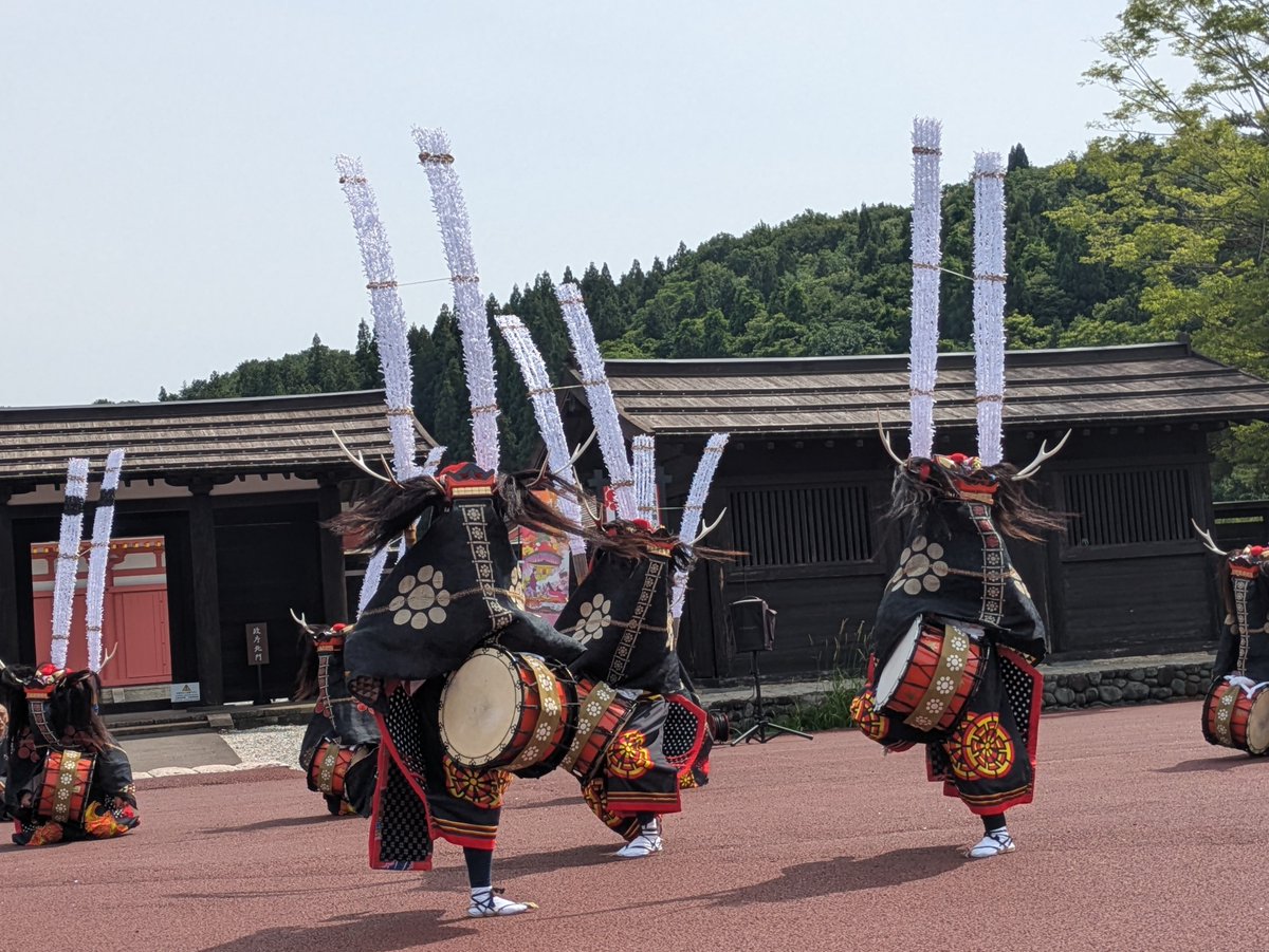 teardorops's tweet photo. 昨日はししおどりを見てはじまりの日から九年目の夏を迎えました。
好きだから続けられる…んだと思います。

写真は6/14、江刺藤原の郷の定期公演にて。
躍り組は金津流伊手獅子躍さんでした。
いつもいつもありがとうございます。

ししおどりのはじまりはずっと変わらない(´▽｀*) https://t.co/QidedrrOtI