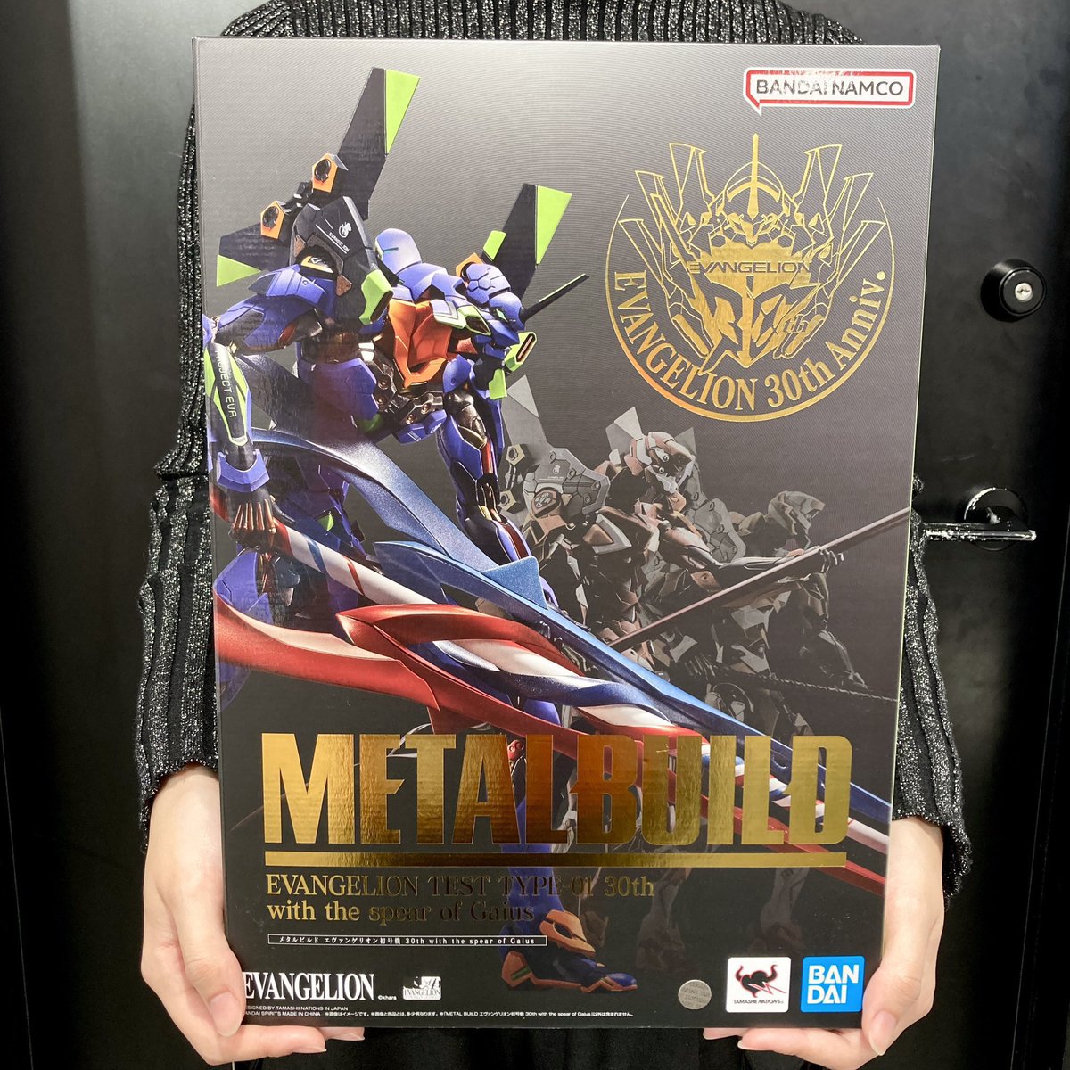 eva_store's tweet photo. 【TOKYO-01(池袋)】《再入荷》
BANDAI SPIRITSより「【METAL BUILD】エヴァンゲリオン零号機/零号機（改） 30th with the spear of Longinus」が入荷しました！

『エヴァンゲリオン』シリーズ30周年を記念し、全長約380mmの“ロンギヌスの槍”や、周年記念ロゴをあしらった専用台座等が付属する特別商品が登場です🌟

黒成形の専用台座にはホロ箔にて周年記念ロゴをあしらい、槍を保持するための手首パーツや、浮遊ディスプレイ用ジョイントパーツも付属した特別仕様の商品となっています✨

店頭では同種初号機も販売中！初号機には“ガイウスの槍”が付属します♪

#エヴァストア