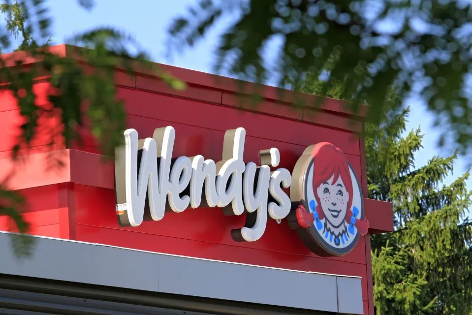 coinbureau's tweet photo. 🚨WILD: REDDIT'S WALLSTREETBETS HAS FOUND A NEW TARGET

Wendy's $WEN EXPLODED 42% today after a, now-deleted, r/WallStreetBets post titled "Save Wendy's before it's too late" went viral.  

The stock had hit its lowest level in 20 years before reddit showed up. https://t.co/y2EtXyUyVn
