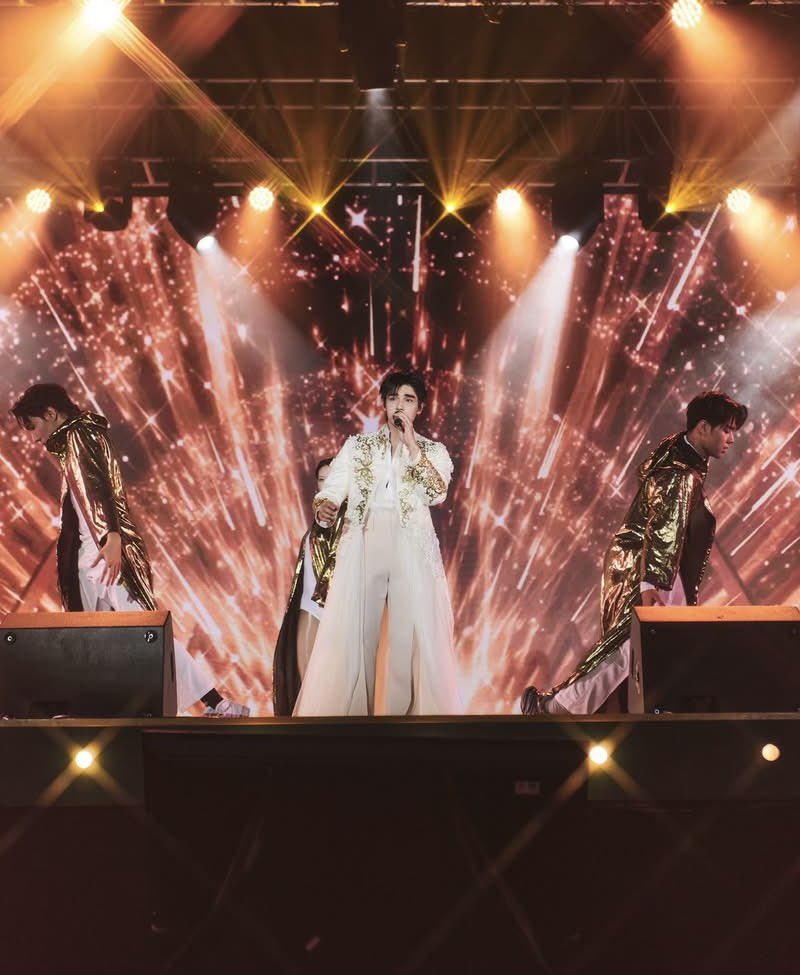 AllNews_th's tweet photo. ภูมิ - ภูริพันธ์ สุดแฮปปี้ ใจฟู แฟนคลับมาร่วมสนุกพร้อมฉลองวันเกิดอย่างอบอุ่น ในงาน Realbarrier Presents POOM’s The Musical Con Talkᴮᴰ

#poompps
#PoomsTheMusicalConTalk 

🔗https://t.co/lpy6iMlDci
งานนี้ ภูมิ - ภูริพันธ์ ทรัพย์แสงสวัสดิ์ สุดแฮปปี้ ใจฟู  ขึ้นแบบสุดๆเมื่อ แฟนคลับ ทั้งชาวไทย และ อินเตอร์แฟน พร้อมใจมาร่วมสนุกพร้อมฉลองวันเกิดอย่างอบอุ่น กับ ภูมิ  ในงาน Realbarrier Presents POOM’s The Musical Con Talkᴮᴰ  ซึ่งจัดขึ้นที่  PHENIX GRAND BALLROOM  โครงการ PHENIX Pratunam  
เริ่มเปิดม่านโชว์แรกเรียกเสียงกรี๊ดกับการเปิดตัวด้วยโชว์เพลง  Magic และ ยินดีที่ไม่รู้จัก เวอร์ชั่นสุดพิเศษ  ต่อมาเพิ่มดีกรีความน่ารัก กับการเปิดตัวคนพิเศษ น้อง ว่านว่าน น้องชายวัย 1 ขวบของ ภูมิ ที่ถ่ายทอดคาแรกเตอร์ความน่ารัก ความเฮฮา สดใส มาตกพี่ๆเหล่าแฟนคลับได้อยู่หมัด พร้อมภูมิ โชว์ร้องเพลง  “เธอจะชอบไหม” ซิงเกิลเพลงใหม่ของภูมิ ยิ่งเพิ่มเสน่ห์ความสดใสกับเพลงนี้มากขึ้นไปอีก 

ต่อมาเป็นช่วง ภูมิการละคร ที่เล่าเรื่องราวบางส่วนมาจาก base on true story ของชีวิต จากเด็กหนุ่มต่างจังหวัดมาตามหาความฝันที่มุ่งมั่นในกรุงเทพฯ มาให้ทุกคนในฮอลล์ได้ตามเรื่องราวความสนุก และเสียงกรี๊ดดังมากขึ้นไปอีกเมื่อเปิดตัวคนพิเศษ  “อัพ - ภูมิพัฒน์ เอี่ยมสำอาง”  มาร่วมการละครในครั้งนี้กับฉากบรรยากาศห้องซ้อมเต้นที่ทั้งสองคนได้มาพบเจอกัน  และ จบแบบ Happy Ending กับเรื่องราวสุขสมหวังของทั้งคู่ ก่อนปิดโชว์ในส่วนการละครกับการโชว์เพลง Fire Boy ร่วมกัน ต่อเนื่องความฟินกับ Fan Moment ของทั้ง อัพ - ภูมิ ที่มอบช่วงเวลาความสุขให้กับแฟนคลับที่มาร่วมงาน