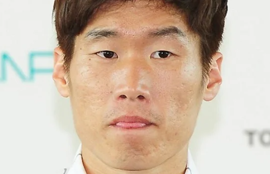 tournsports1's tweet photo. 박지성, 홍명보 감독+한국 축구 시스템에 작심 비판

"2014년 홍명보 감독 때도 준비가 안 됐고 결과도 안 좋았다. 
8년이 지난 지금도 똑같은 모습이 반복되고 있다"

남아공에 0-1로 충격 패배한 한국 축구를 두고 

박지성이 JTBC 후토크에서 강도 높은 비판을 쏟아냈다.

박지성이 한 말.

"팀으로서 득점을 만들어내겠다는 의지가 전혀 보이지 않았다"

"같은 잘못이 계속 반복되는 게 가장 큰 문제"

"한국 축구를 이끌고 있는 시스템 자체에 문제가 있다"

"제대로 된 시스템을 구축하려면 짧게 잡아도 10년은 필요하지 않을까

한순간에 바뀌기 어렵다는 박지성의 쓴소리에 축구 팬들 사이에서 큰 파장이 일고 있다.

남아공전 패배 누구한테 책임이 있을까요?