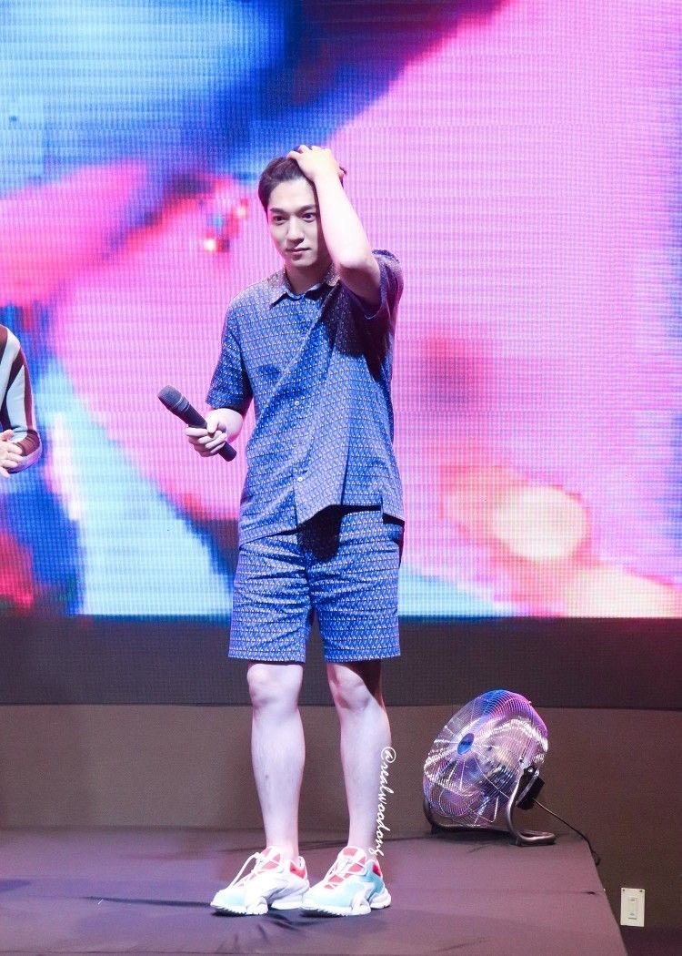 newwwater's tweet photo. 아 보자보자하니까 허리두꺼운거 왕좋네진자 https://t.co/lyWuA8pAiJ