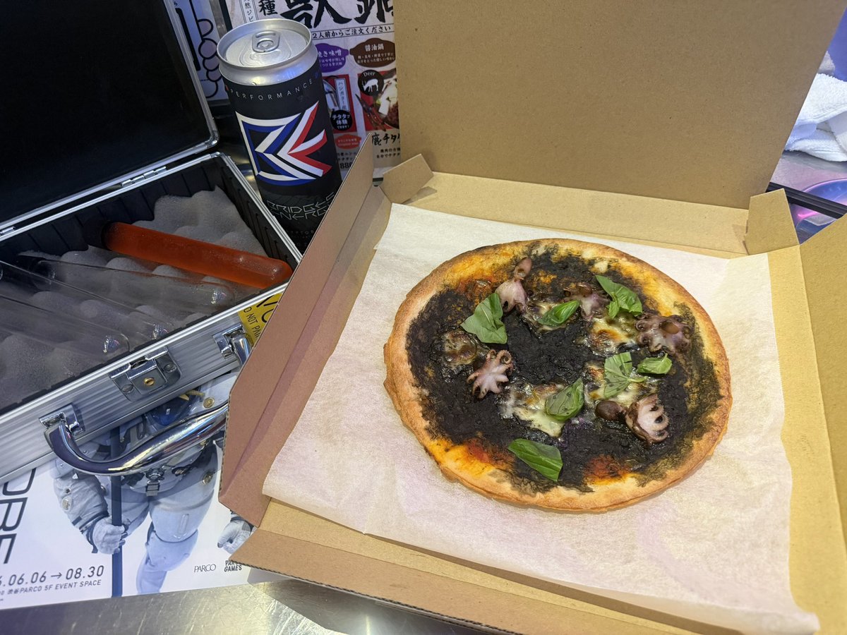 L_lily_Porter's tweet photo. #米とサーカス と #デススト2 のコラボに遂に来た！！！！
念願のPizza ATAMIのイイダコピザとBRIDGES ENERGYと #EXグレネード米とサーカス を注文した！
EXグレネードNo.2飲むのかなり勇気がいった😂
全部美味しかったなぁ

#DeathStranding2 #コジプロ #KojimaProductions https://t.co/lcXS5hJUsb