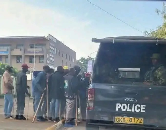 ItsOyaro's tweet photo. A rare photo of  Rigathi Gachagua paying goons to attack and disrupt protests in Nairobi https://t.co/jNzmUpv214