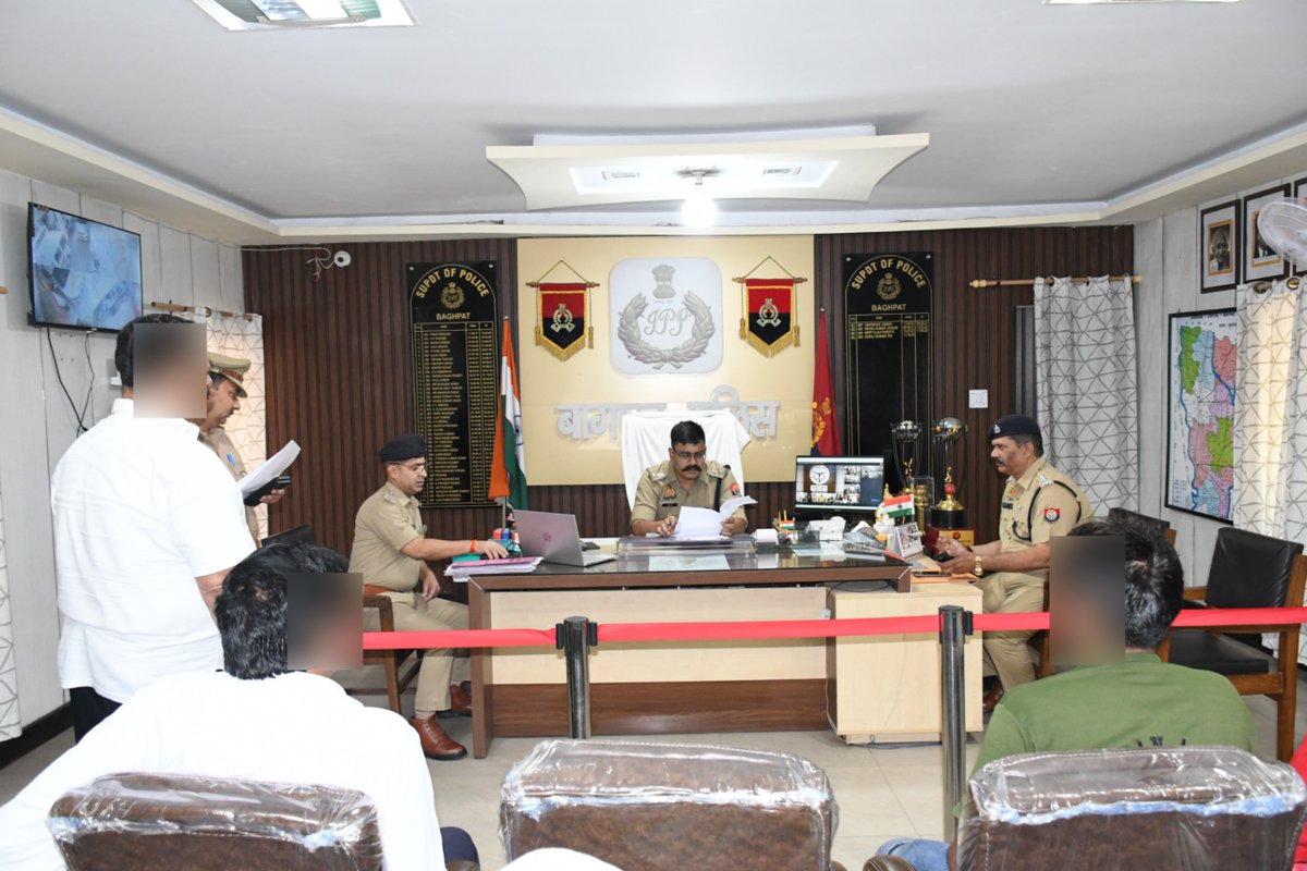 baghpatpolice's tweet photo. #baghpatpolice
पुलिस अधीक्षक बागपत द्वारा पुलिस कार्यालय में #जनसुनवाई के दौरान आमजन की समस्याएं एवं शिकायतें गम्भीरता से सुनी गईं तथा प्रत्येक फरियादी से संवाद करते हुए उनकी समस्याओं के त्वरित एवं निष्पक्ष निस्तारण हेतु संबंधित को आवश्यक दिशा-निर्देश दिये गये।
@Uppolice https://t.co/RJSlUL6Jf1