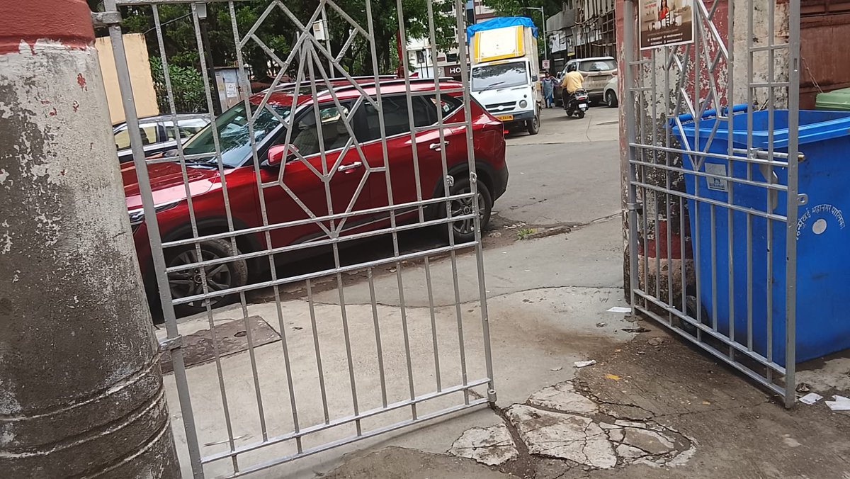 CFCLover27's tweet photo. @MTPHereToHelp this car is blocking the gate of Ruby Mansion at Barrack Rd. Please inform Azad Maidan Police station. https://t.co/a5AzmTN4Jc
