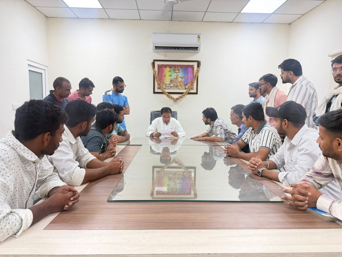 JogarampatelMLA's tweet photo. आज जयपुर स्थित राजकीय आवास पर लाइब्रेरियन ग्रेड-III भर्ती के अभ्यर्थियों ने शिष्टाचार भेंट कर अंतिम परिणाम शीघ्र घोषित करवाने संबंधी ज्ञापन सौंपा।

अभ्यर्थियों की बात को गंभीरतापूर्वक सुना तथा उनकी भावनाओं एवं अपेक्षाओं से अवगत हुआ। युवाओं के हितों एवं उनके उज्ज्वल भविष्य से जुड़े विषयों पर सकारात्मक पहल के लिए सदैव प्रतिबद्ध हैं।

@BJP4Rajasthan @BJP4India @RajGovOfficial @RajCMO @BhajanlalBjp @madanrrathore @DrPremBairwa @KumariDiya @gssjodhpur @DIPRRajasthan