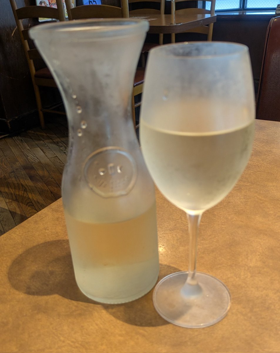 zq6472's tweet photo. 昼飲み🍷 https://t.co/fuOJCtaGup