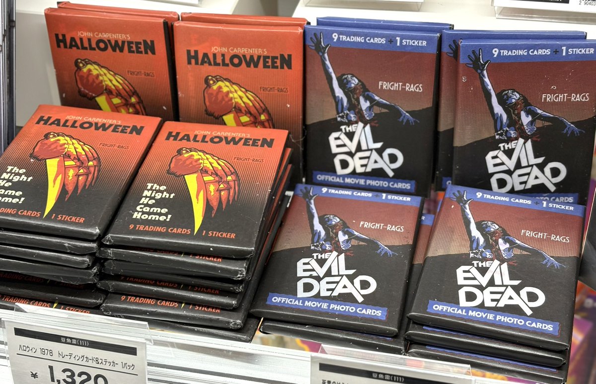 mamegyorai_jp's tweet photo. 『ハロウィン』に『死霊のはらわた』のワックスパックのトレカ、ユニバーサルモンスター大判タオル、エイリアン ケシなどなど……

豆魚雷本店在庫には無かったりする、まさにここでしか買えない商品も目白押しとなっております！ https://t.co/WeQZ8AHDZz